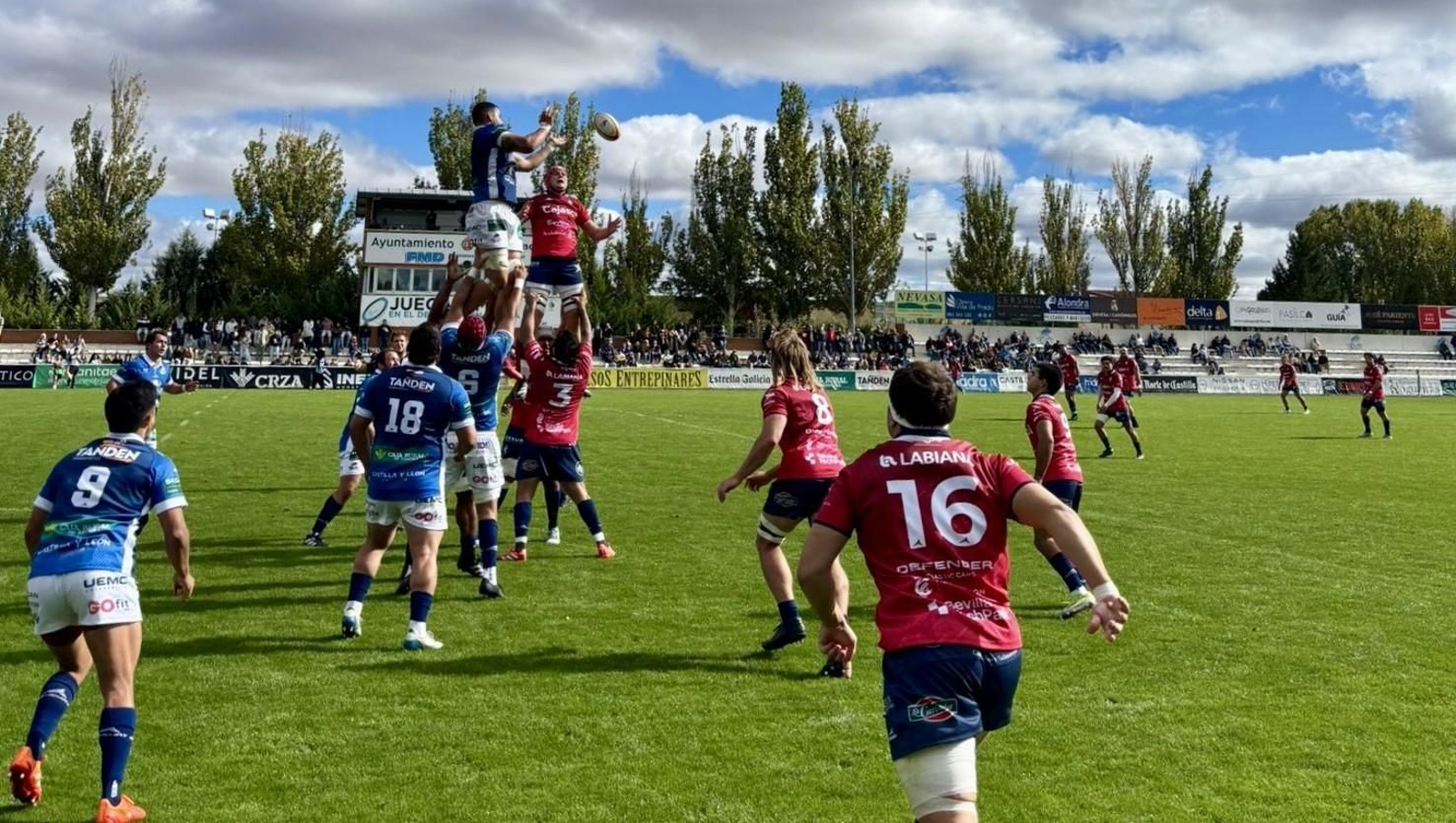 Un saque lateral durante el partido disputado en el Pepe Rojo vallisoletano.