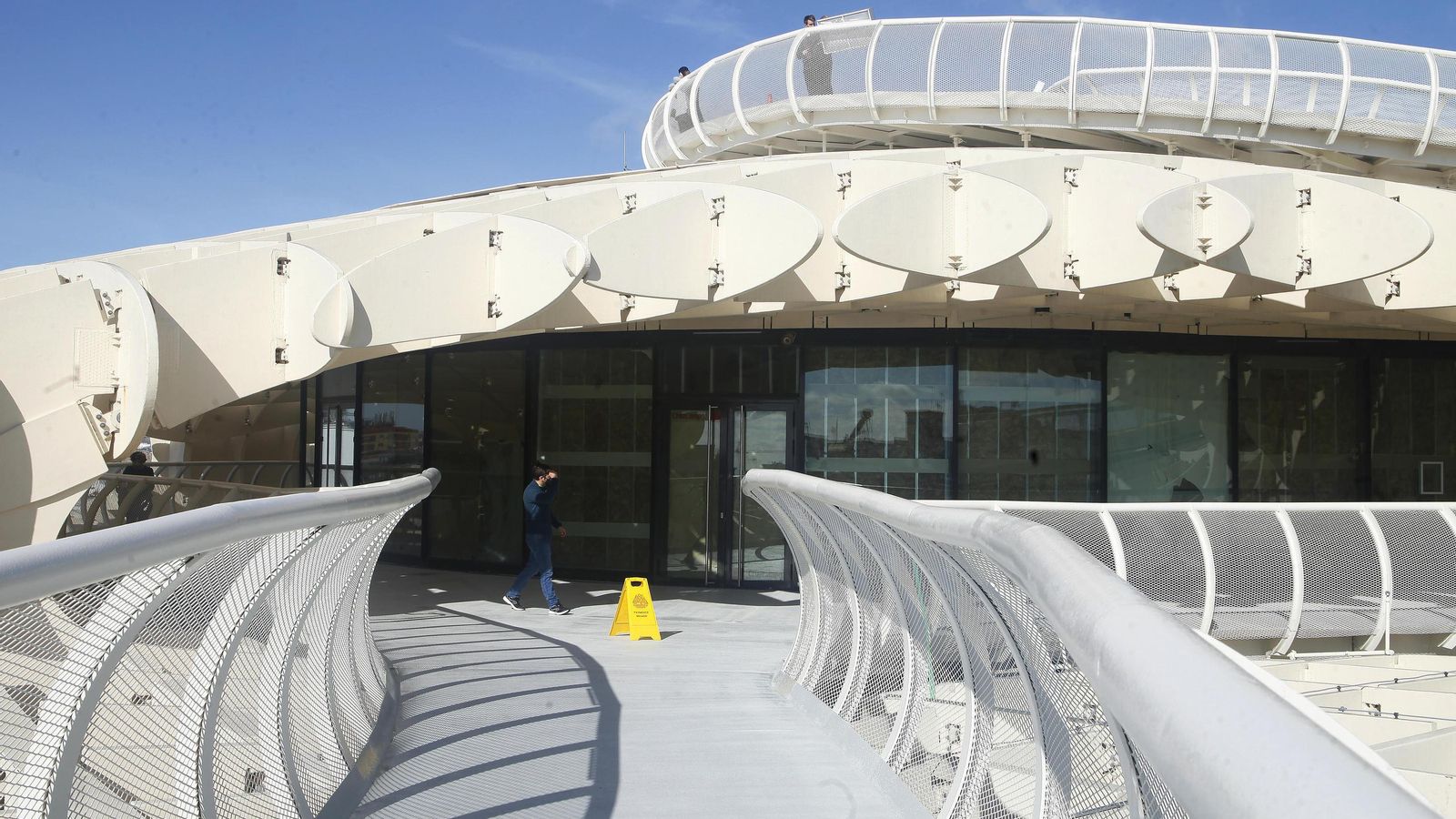 Vista del mirador de las setas y, debajo, el local de eventos.