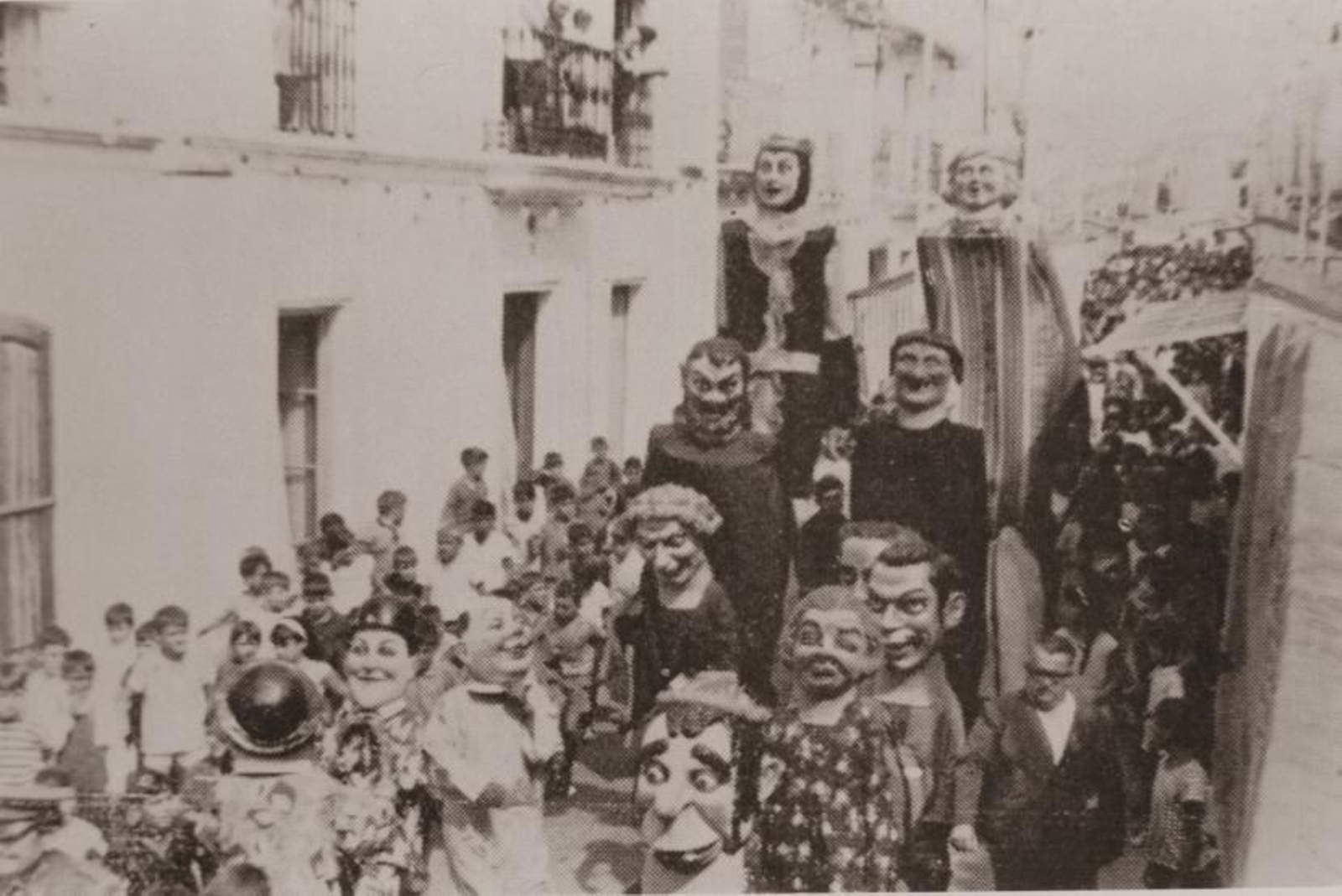 Espectáculo de cabezudos por las calles de Cartaya en una feria antigua.