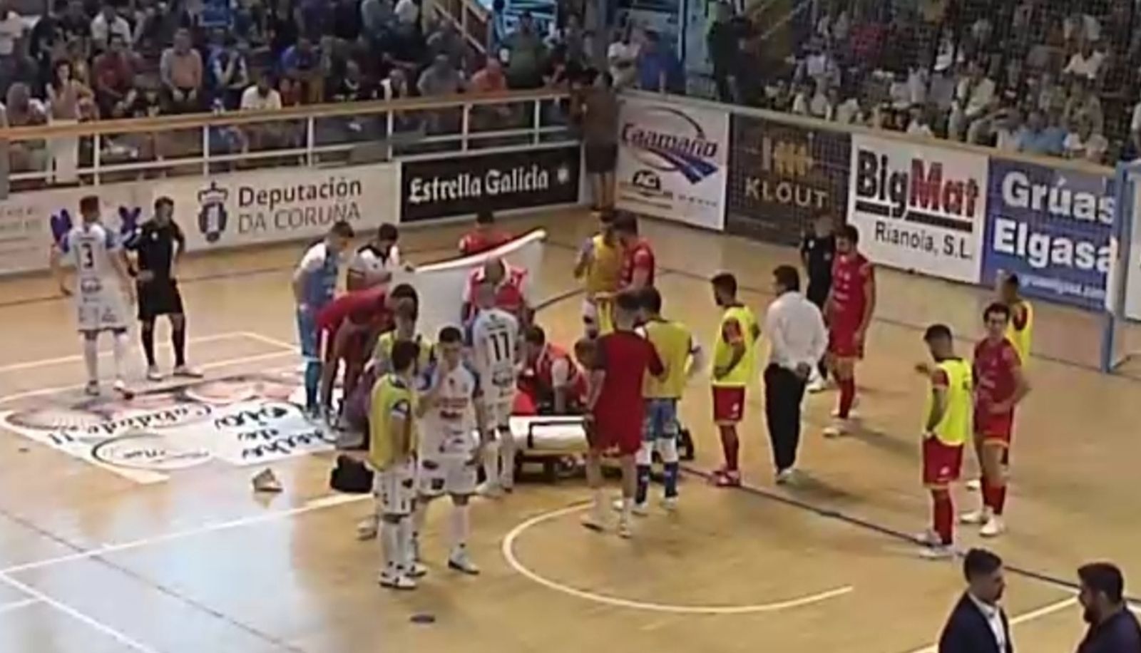 Los sanitarios asisten a Altamirano tras su desvanecimiento.