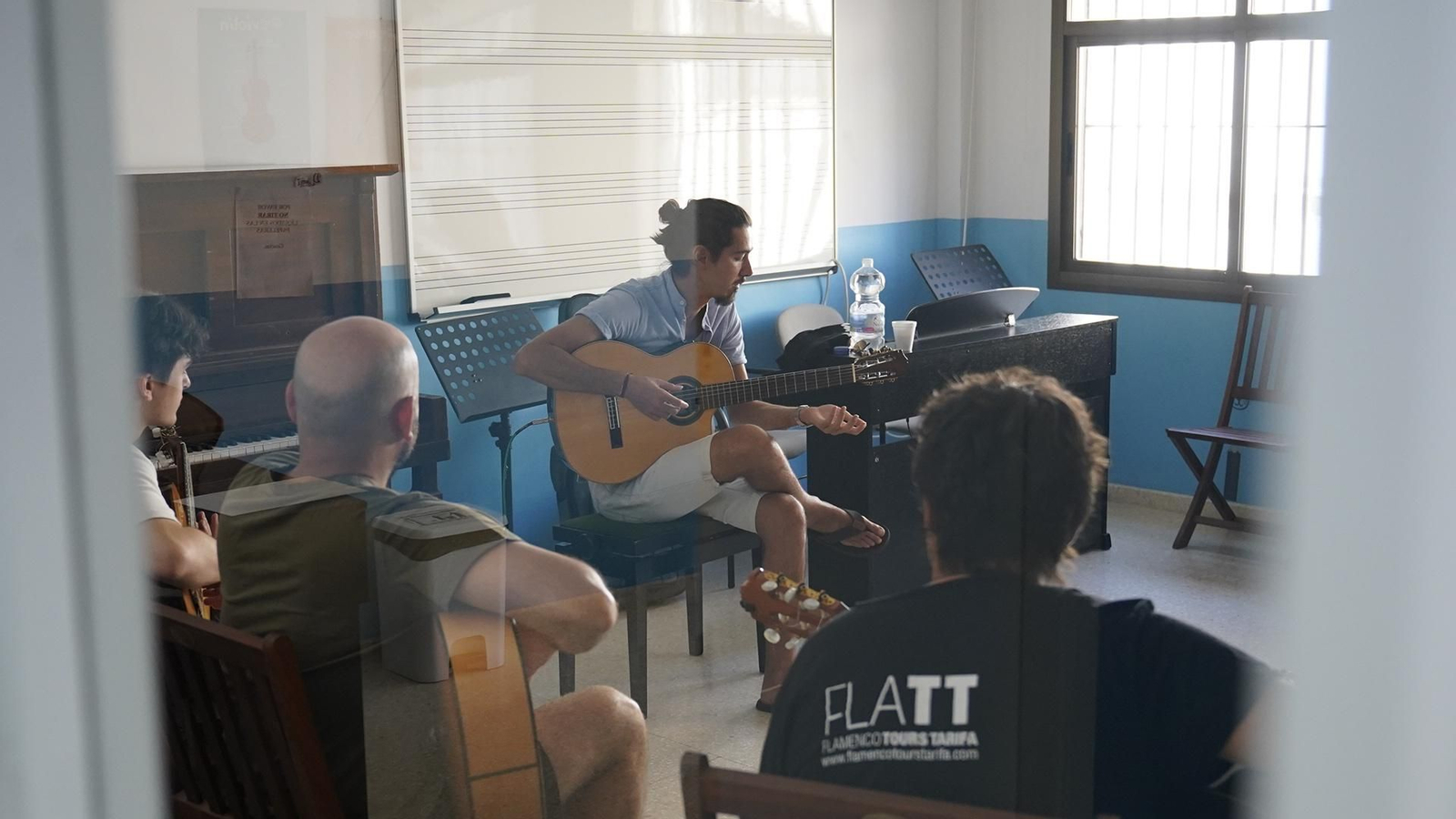 Fotos de las clases de flamenco de Flamenco Tours en la escuela Sánchez Verdú de Algeciras
