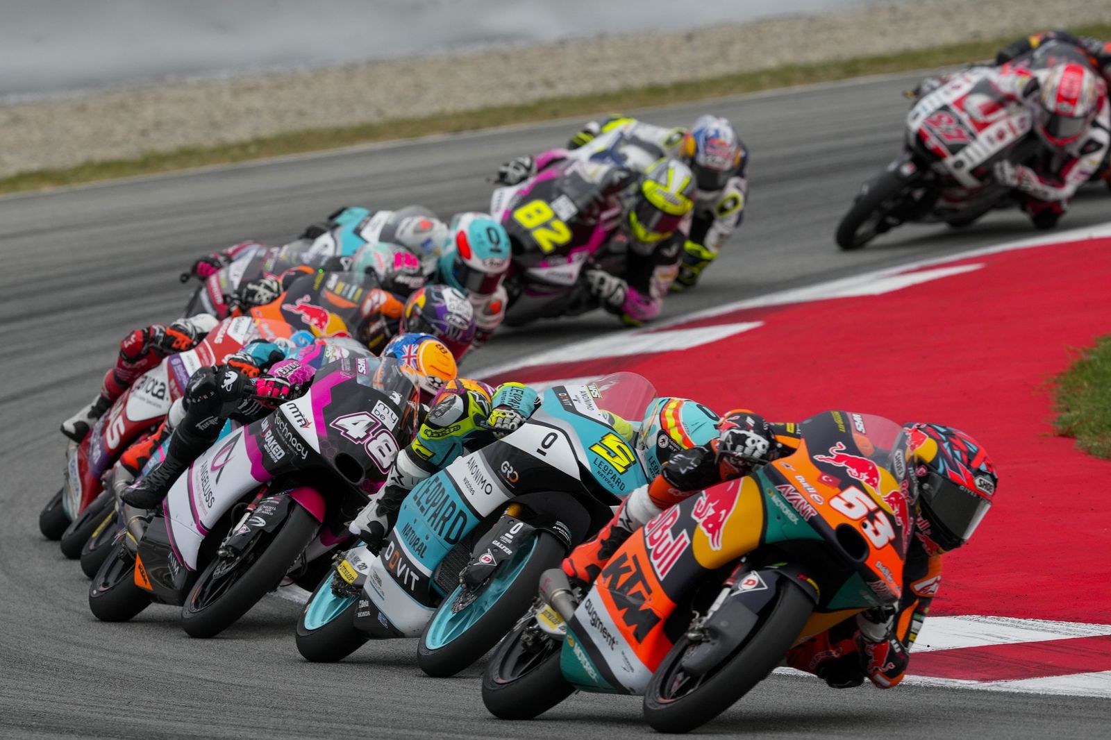 Las cariñosas fotos de Piqué, Clara Chía en el Mundial de Motos en Montmeló