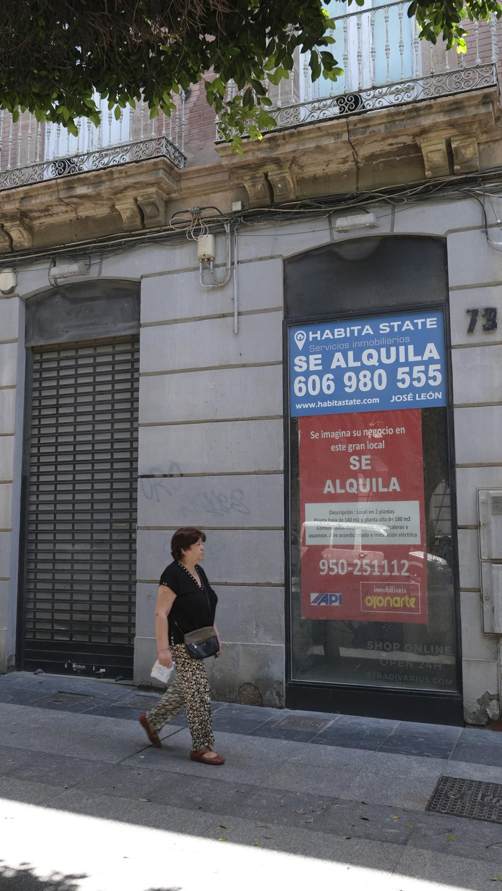 Imágenes de los locales desiertos del Paseo de Almería