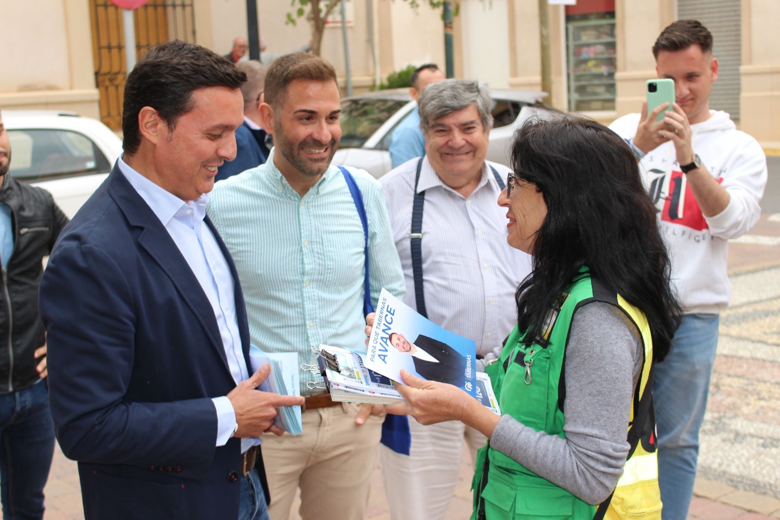 Javier A. García y Sergio Domínguez reparten el programa electoral del PP para Tabernas.