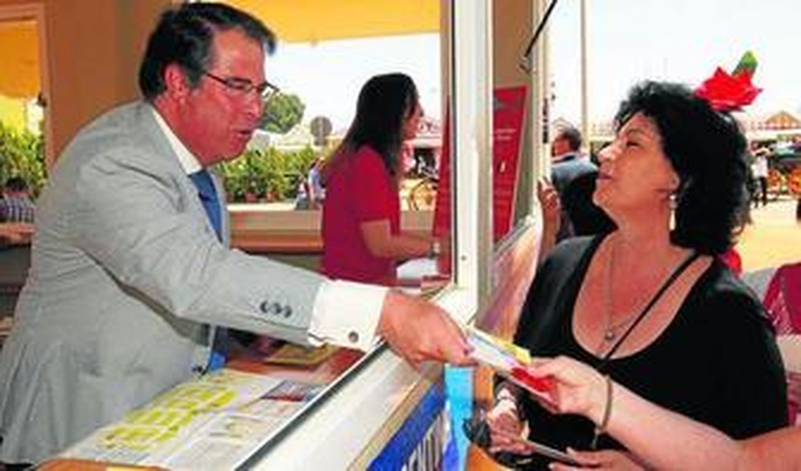 El concejal Gregorio Serrano atiende a unas turistas en el punto de información de la portada.