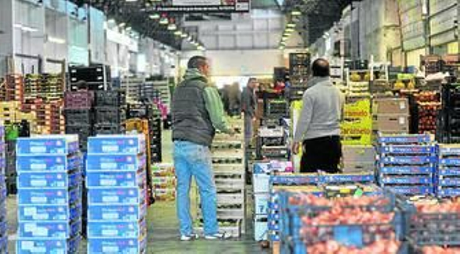 Trabajadores de Mercasevilla, ayer por la mañana.