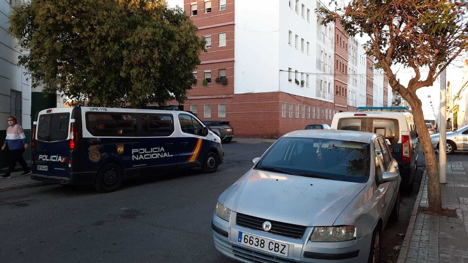 Furgones de la Policía Nacional en Isla Cristina, junto a los llamados Pisos Blancos, ayer.