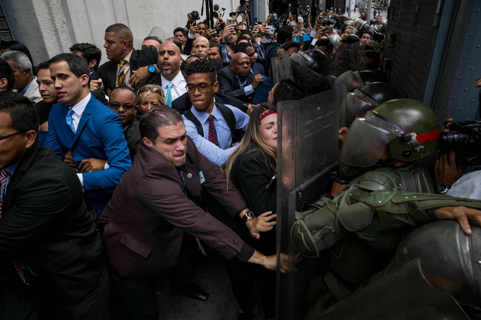Juan Guaidó (izquierda), líder opositor venezolano, es agarrado mientras opositores forcejean con la Guardia Bolivariana para entrar ayer en la Asamblea Nacional. Juan Guaidó (izquierda), líder opositor venezolano, es agarrado mientras opositores forcejean con la Guardia Bolivariana para entrar ayer en la Asamblea Nacional.