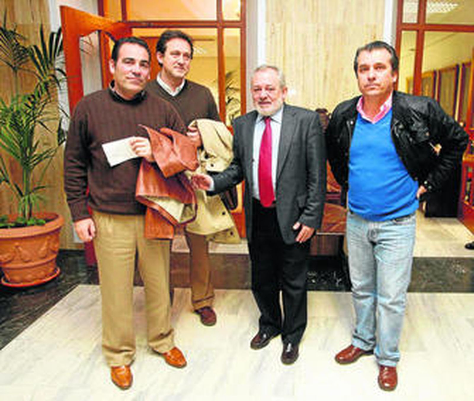 Ocaña, junto a los representantes de algunas de las empresas afectadas por los impagos.