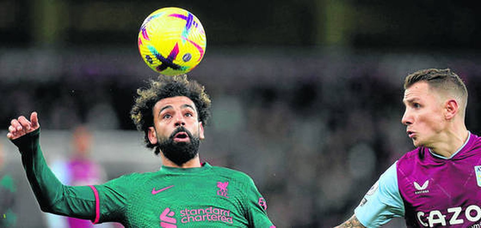 El jugador del Liverpool Mohamed Salah trata de controlar el balón ante Lucas Digne, del Aston Villa.