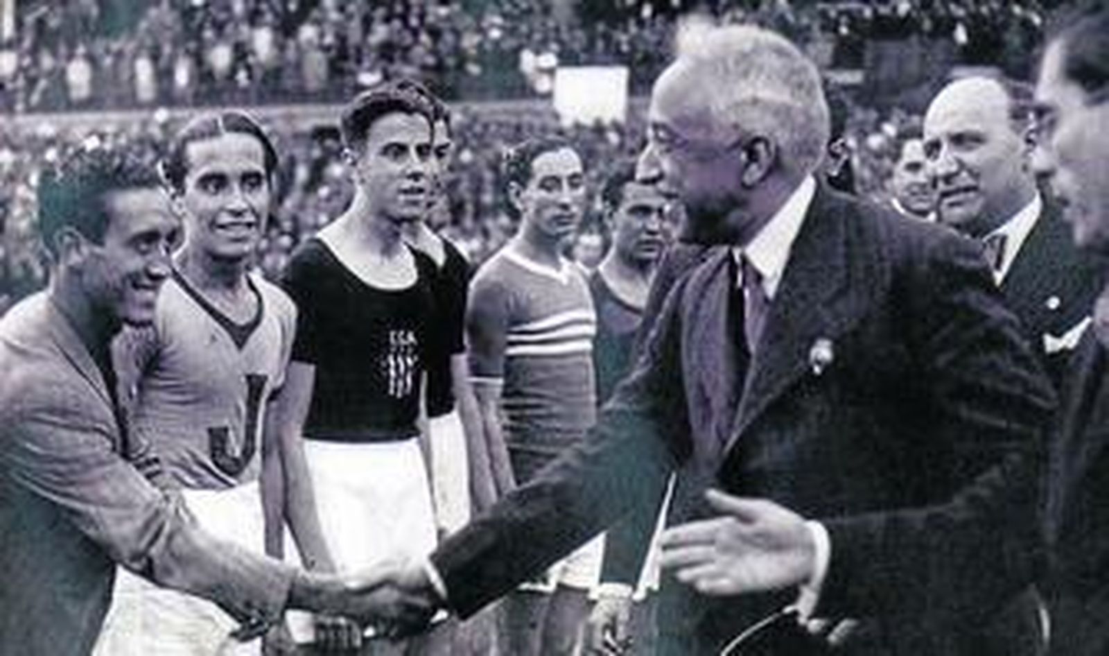Alcalá-Zamora saluda a los jugadores del partido de rugby que enfrentó en 1932 a las selecciones de España y Francia.