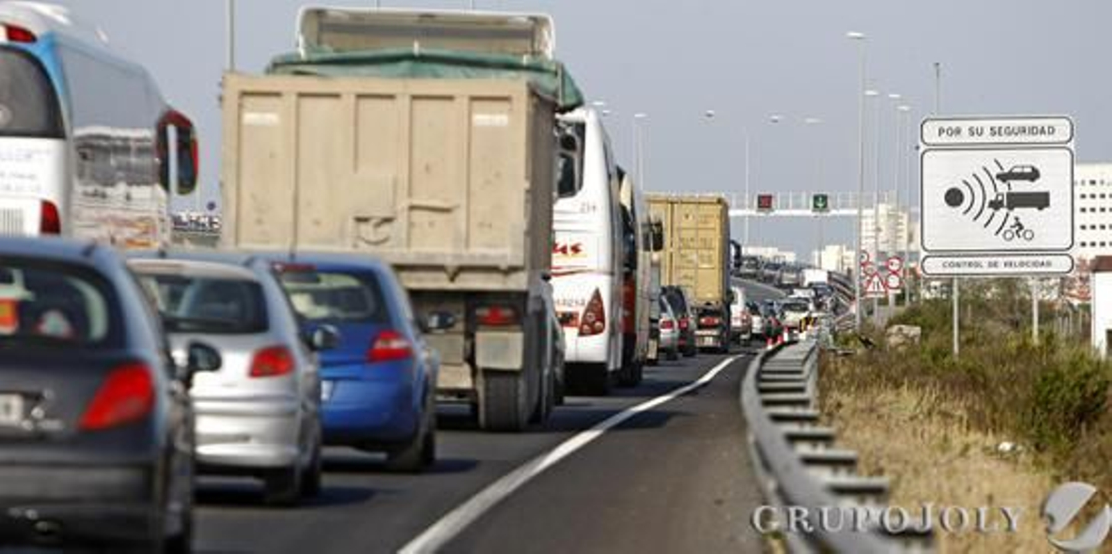 Las colas a la entrada de la ciudad en horas punta no se veían desde hacía años.  Foto: Julio González