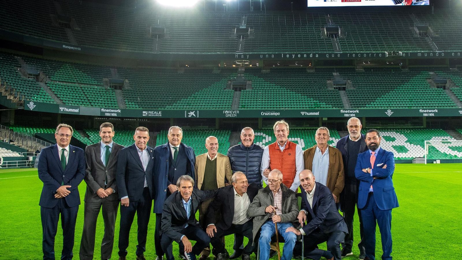 José Ángel de la Casa, sentado, entre las viejas glorias del España-Malta en su conmemoración en 2023 por el 40º aniversario de la goleada