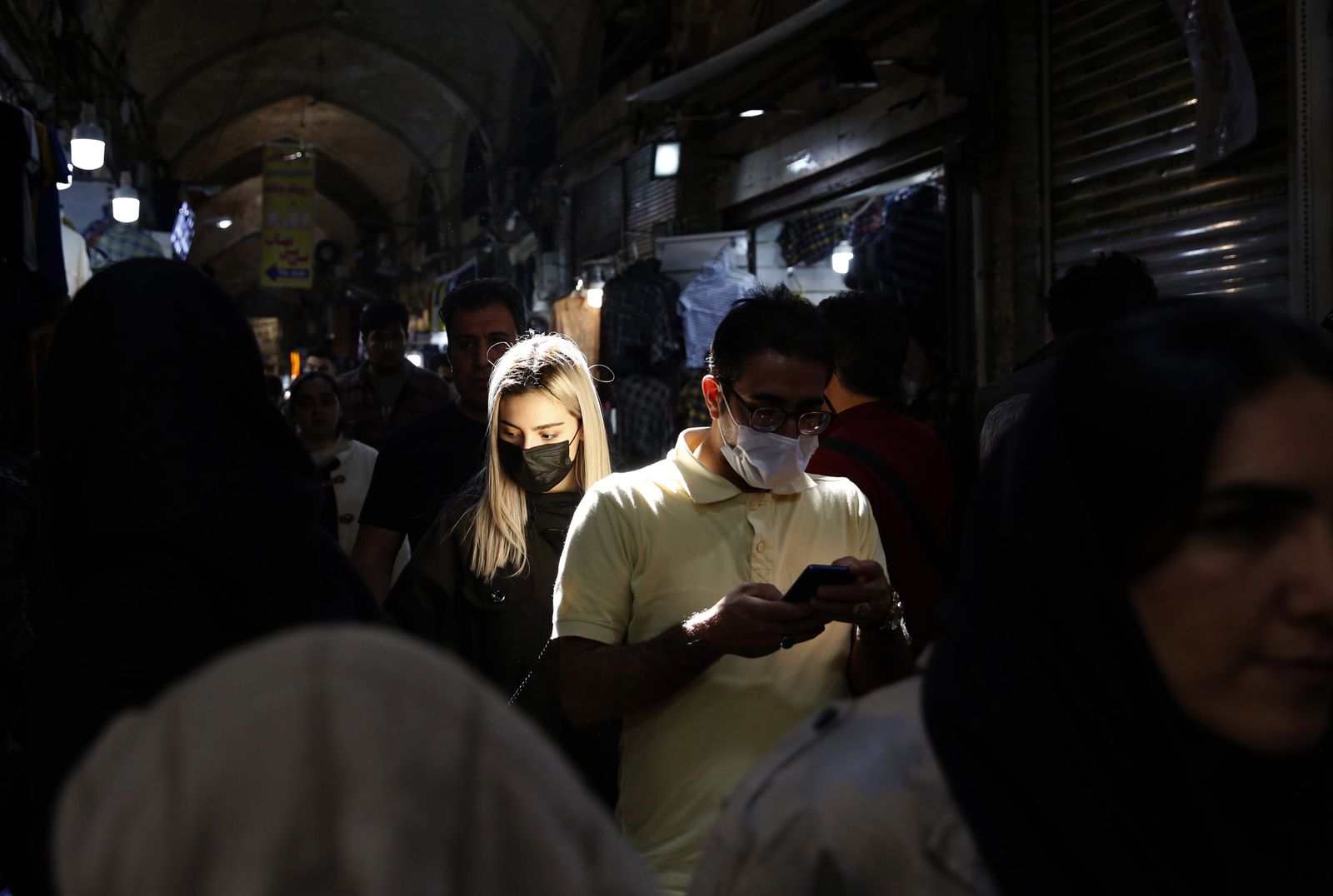 Una chica camina por el Gran Bazar de Teherán este miércoles.