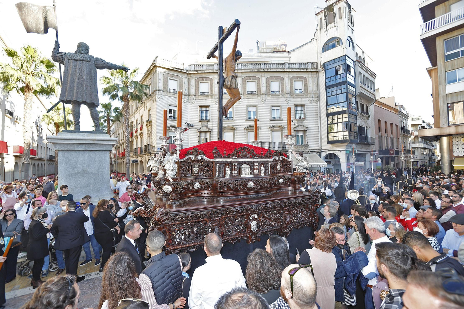 La Hermandad de la Buena Muerte procesiona por las calles de Huelva
