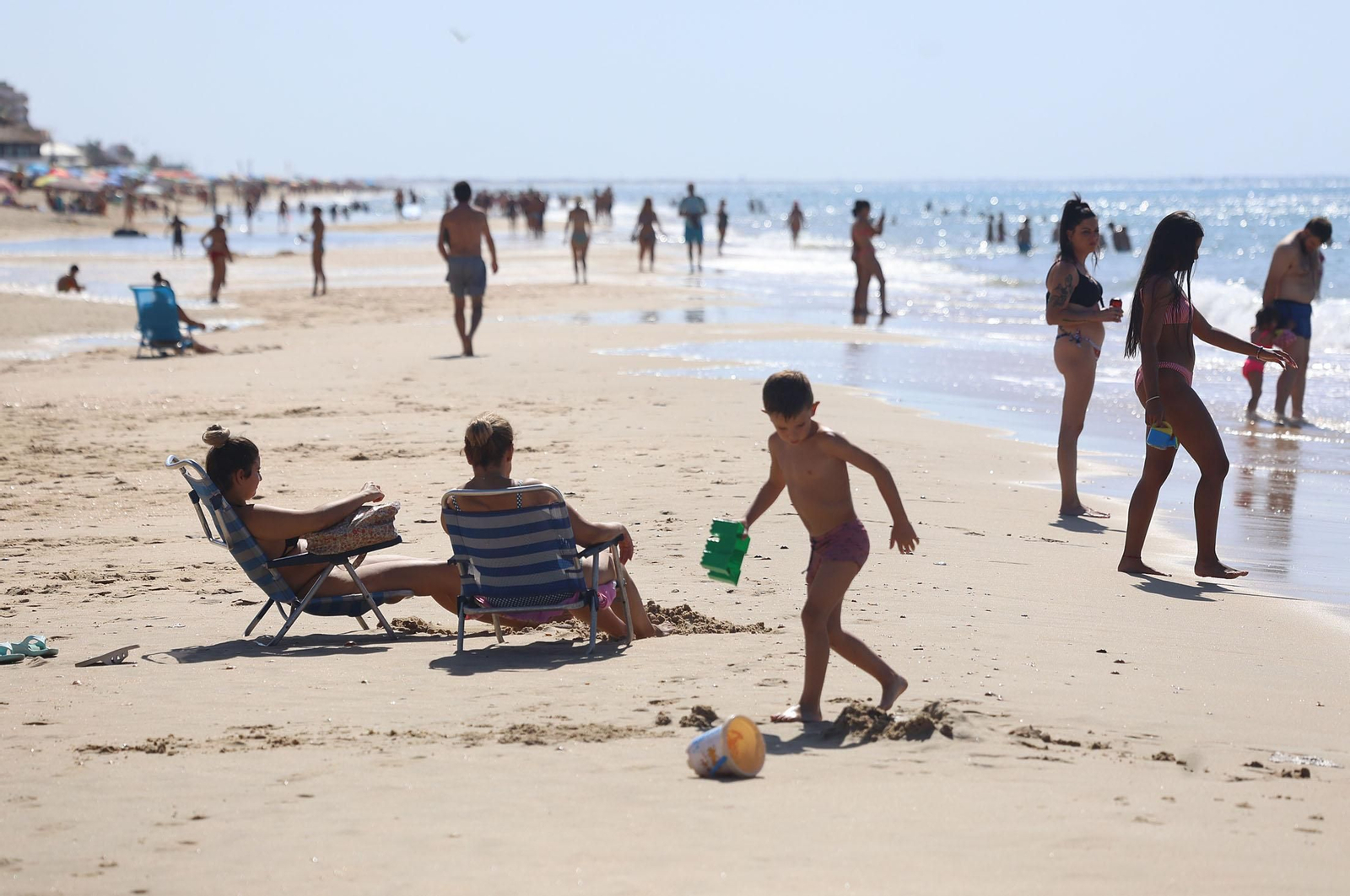 Imágenes del ambiente en las playas de Huelva durante la mañana del domingo