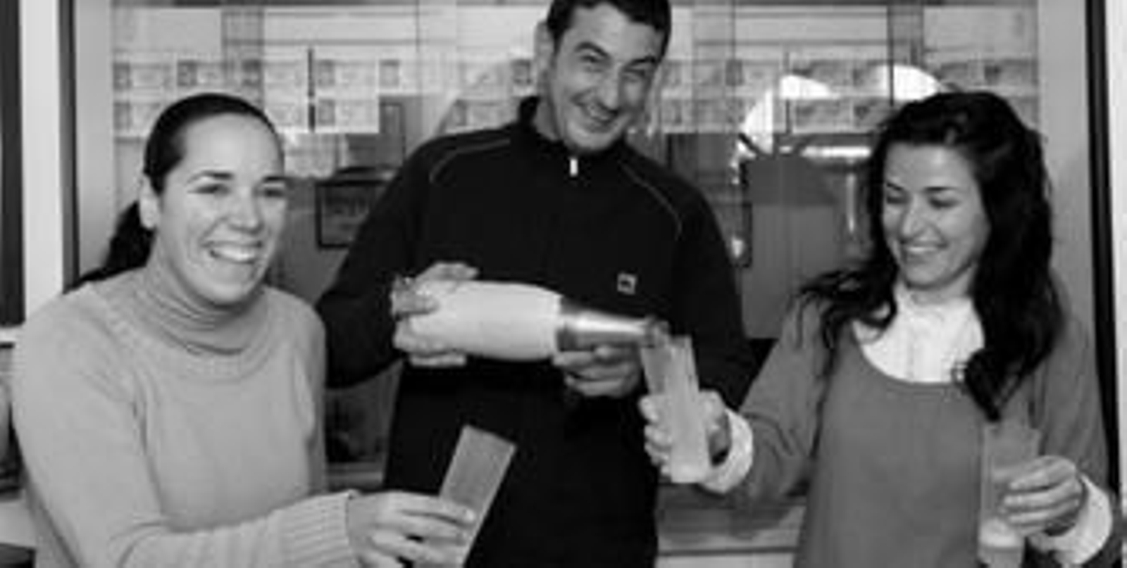 El lotero Felipe Mirabent vuelve a traer la suerte a Isla Cristina. Lo hace por tercera vez desde 1986. En la imagen, con su mujer y una amiga..