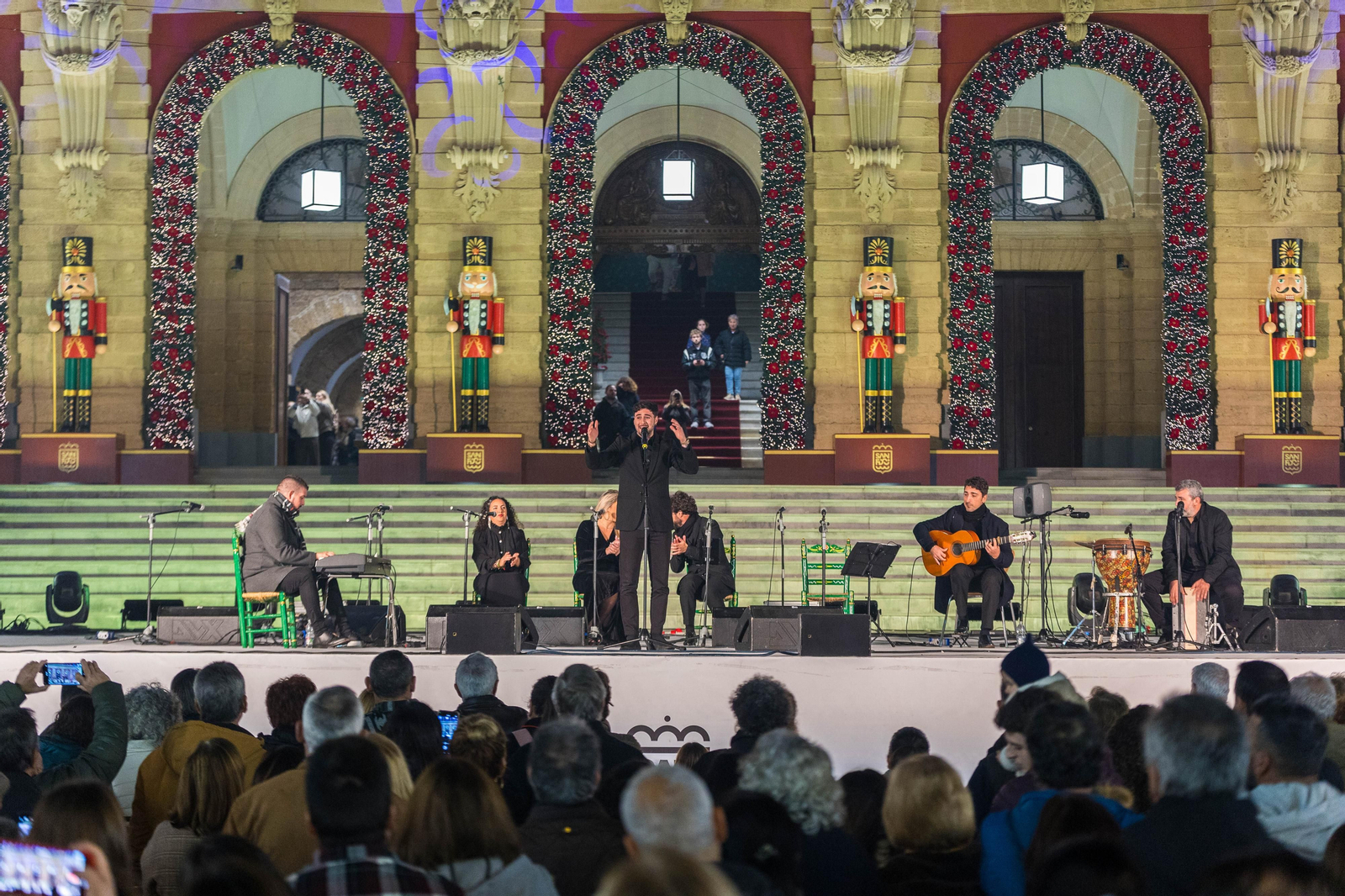Doble sesión de zambombas navideñas en la plaza del Rey de San Fernando