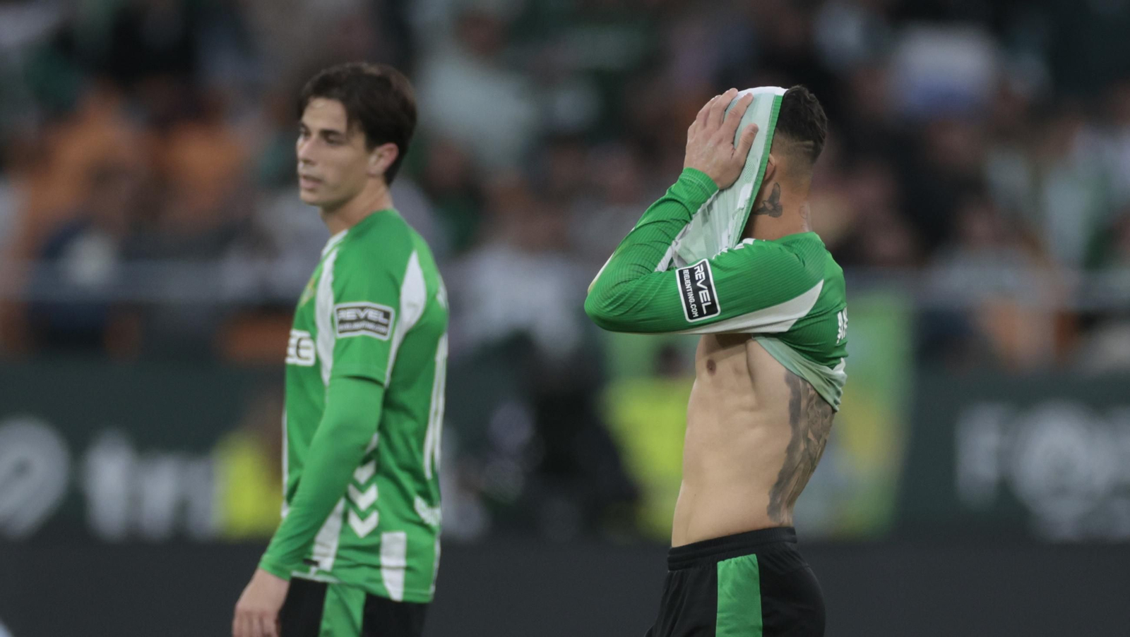 Antony se tapa la cabeza tras ver la tarjeta roja contra el Girona.