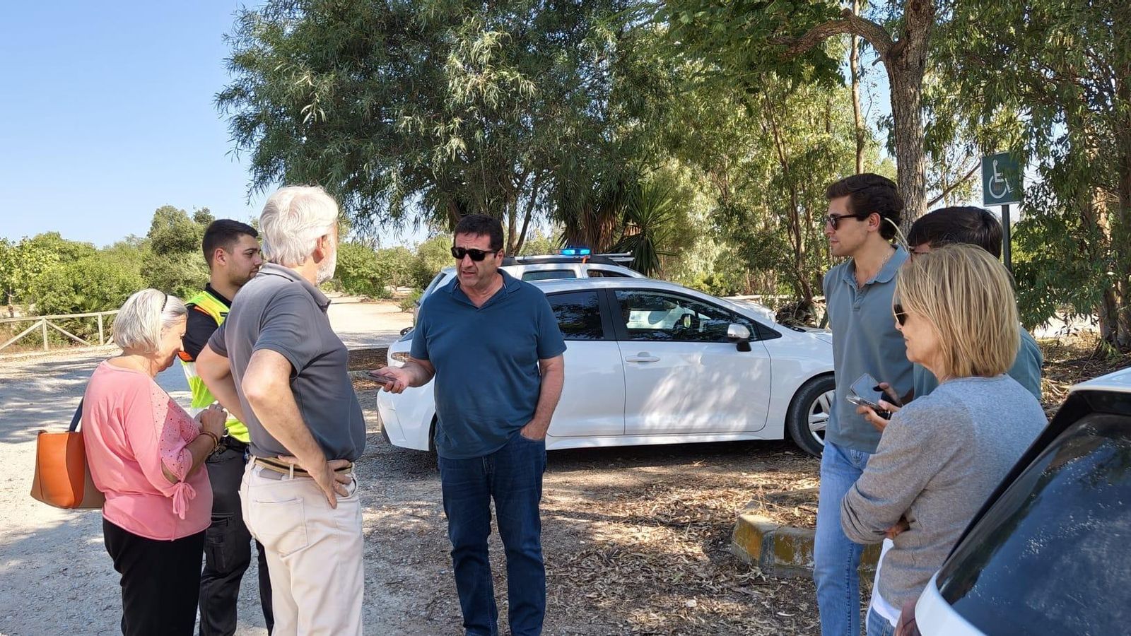 Un miembro del dispositivo de emergencia junto al parque de La Suara con los responsables municipales, entre ellos la alcaldesa,,y de las ELA.