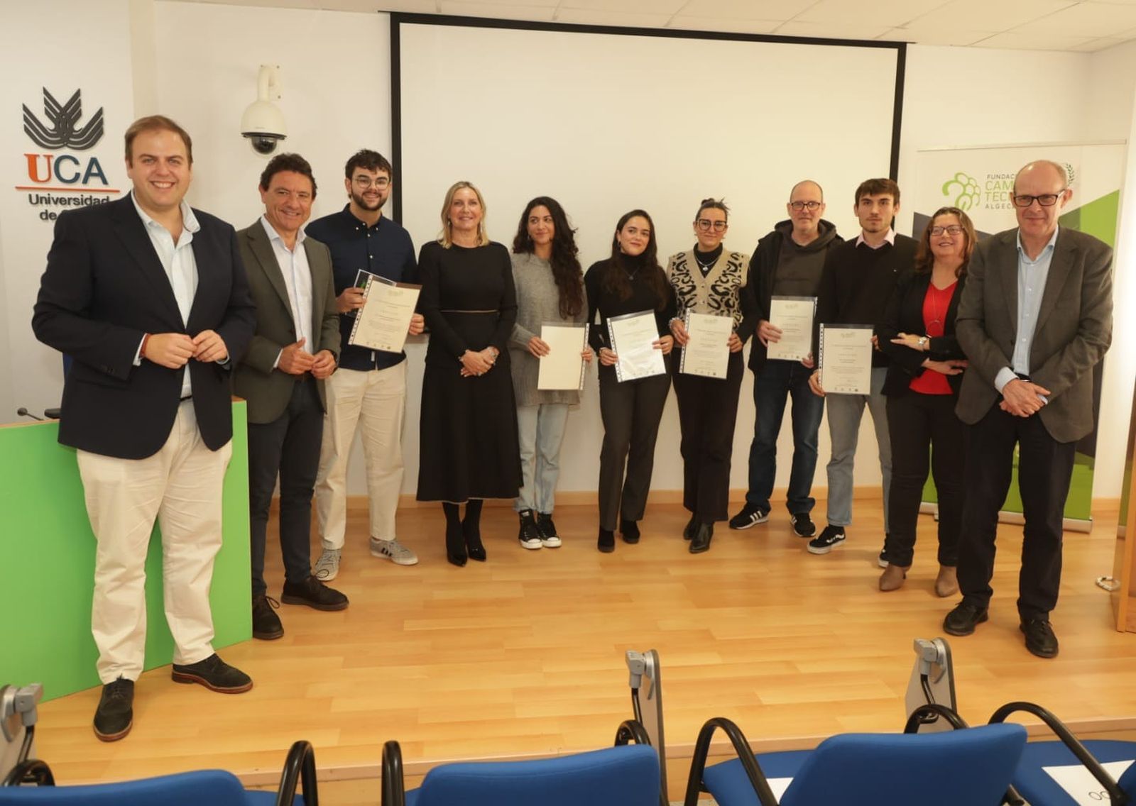 Los alumnos becados con las autoridades y representantes de la Universidad de Cádiz, este jueves.