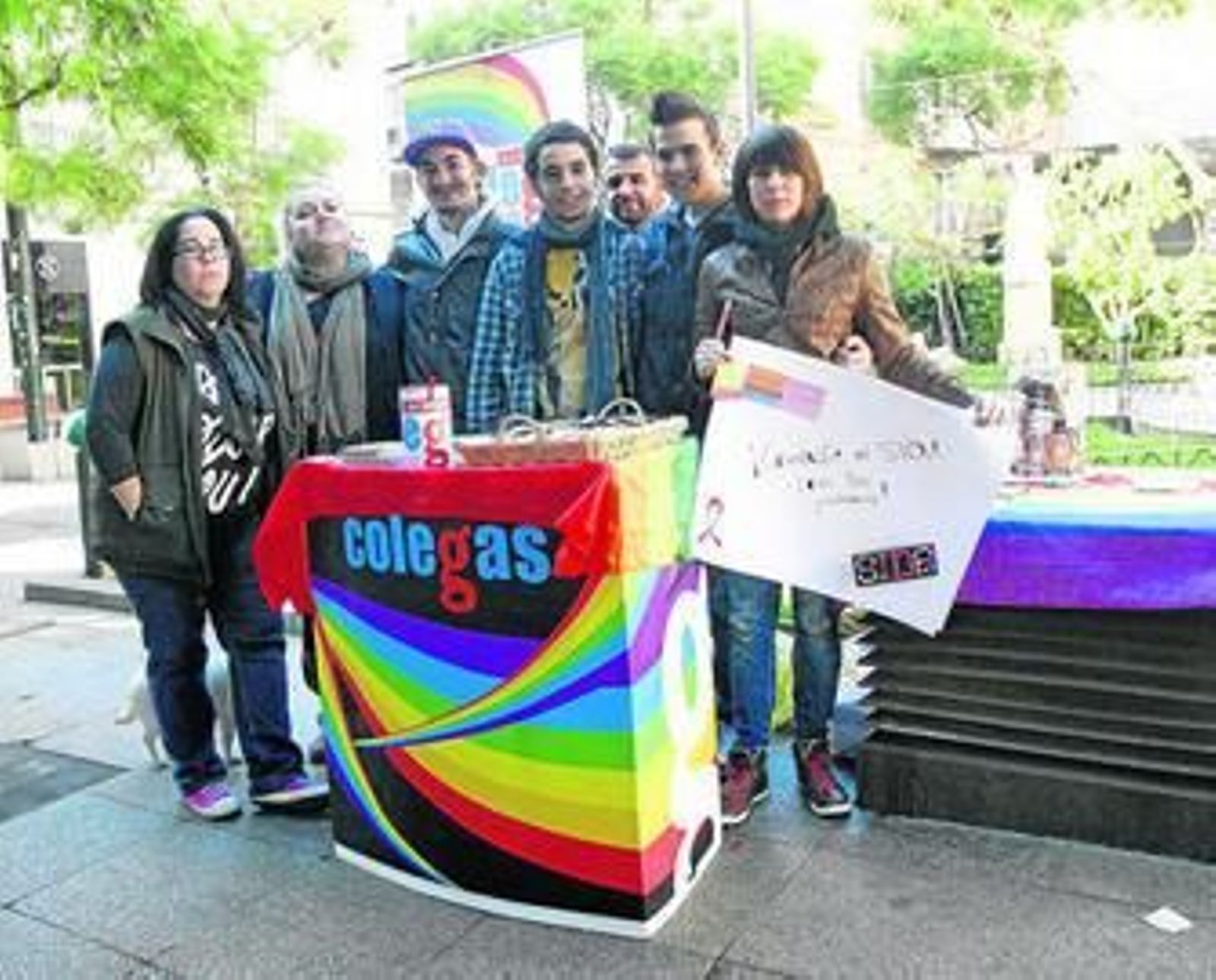 Mesa informativa de la asociación Colega Almería en la Plaza del Educador.
