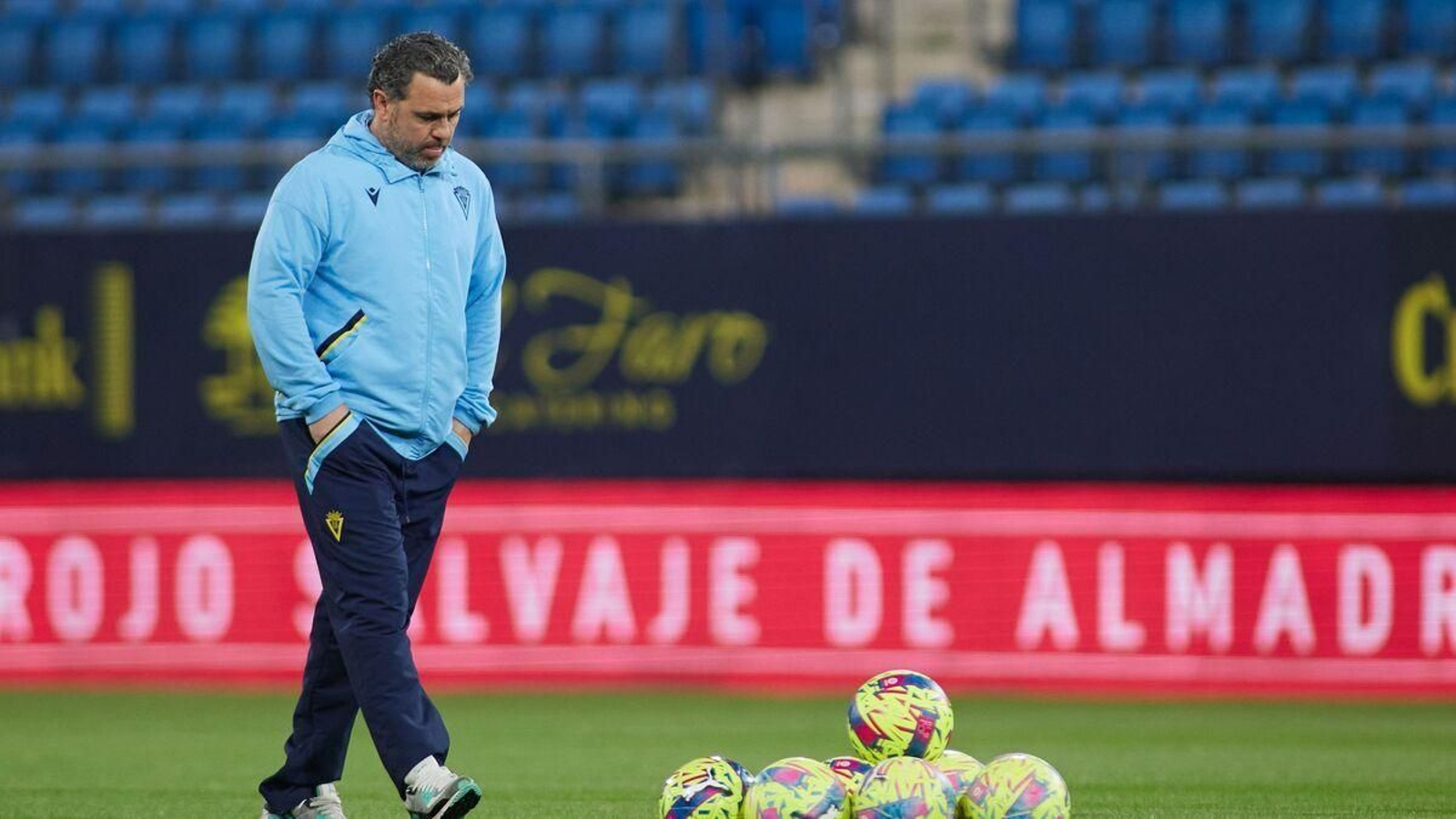 Gesto pensativo de Sergio González mientras camino junto a unos balones.