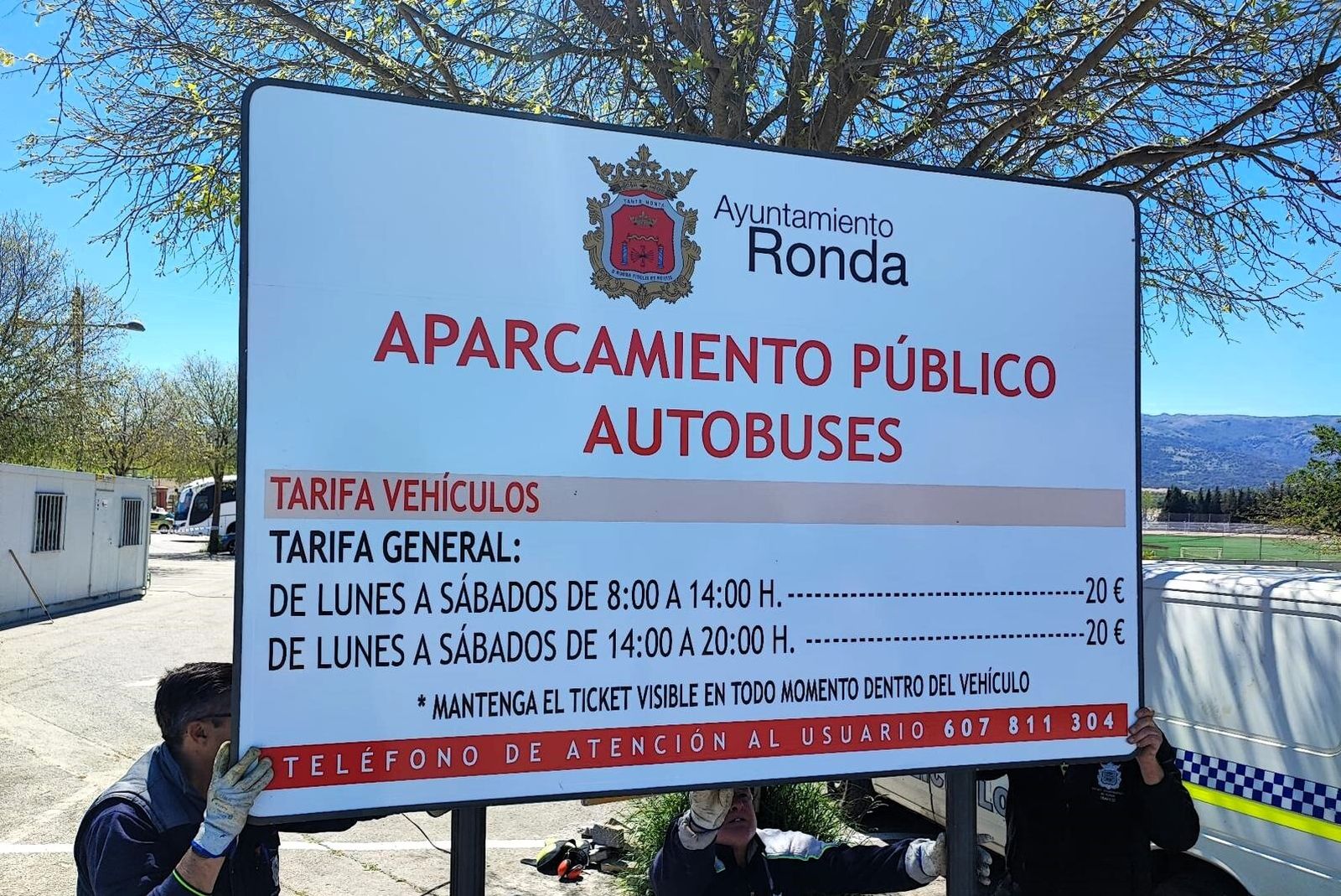 Señalización de horarios y precios para el aparcamiento de autobuses