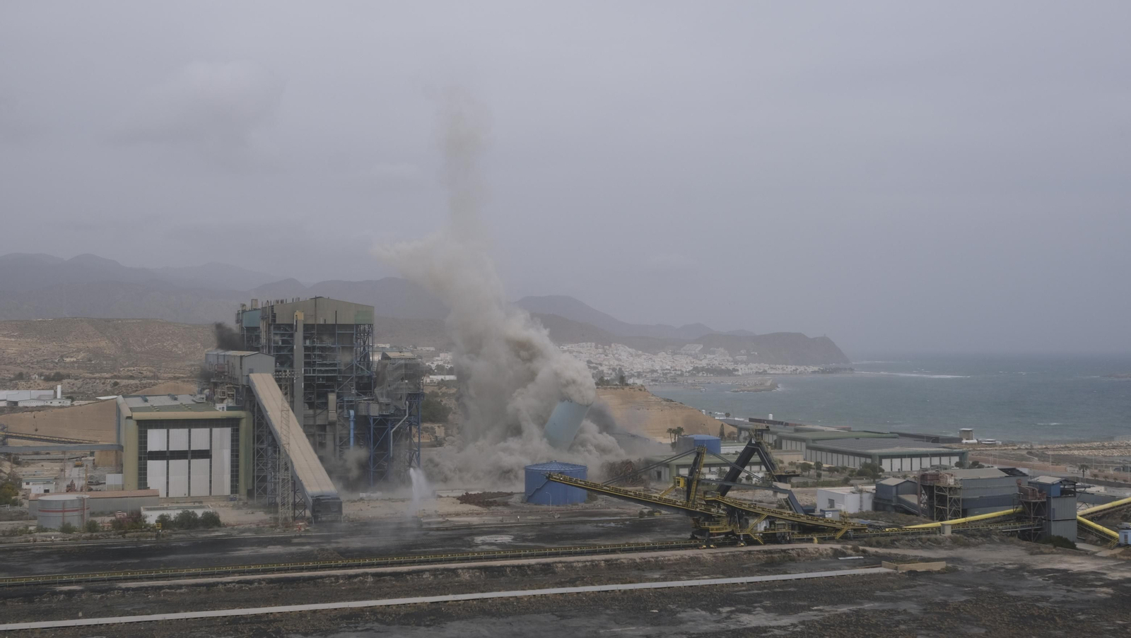 El derribo de la Torre Litoral de Endesa en Carboneras, en imágenes