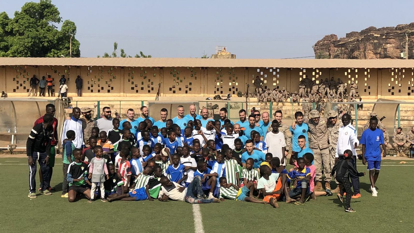 Partido conjunto de fútbol en el campo Mamadou Diarra