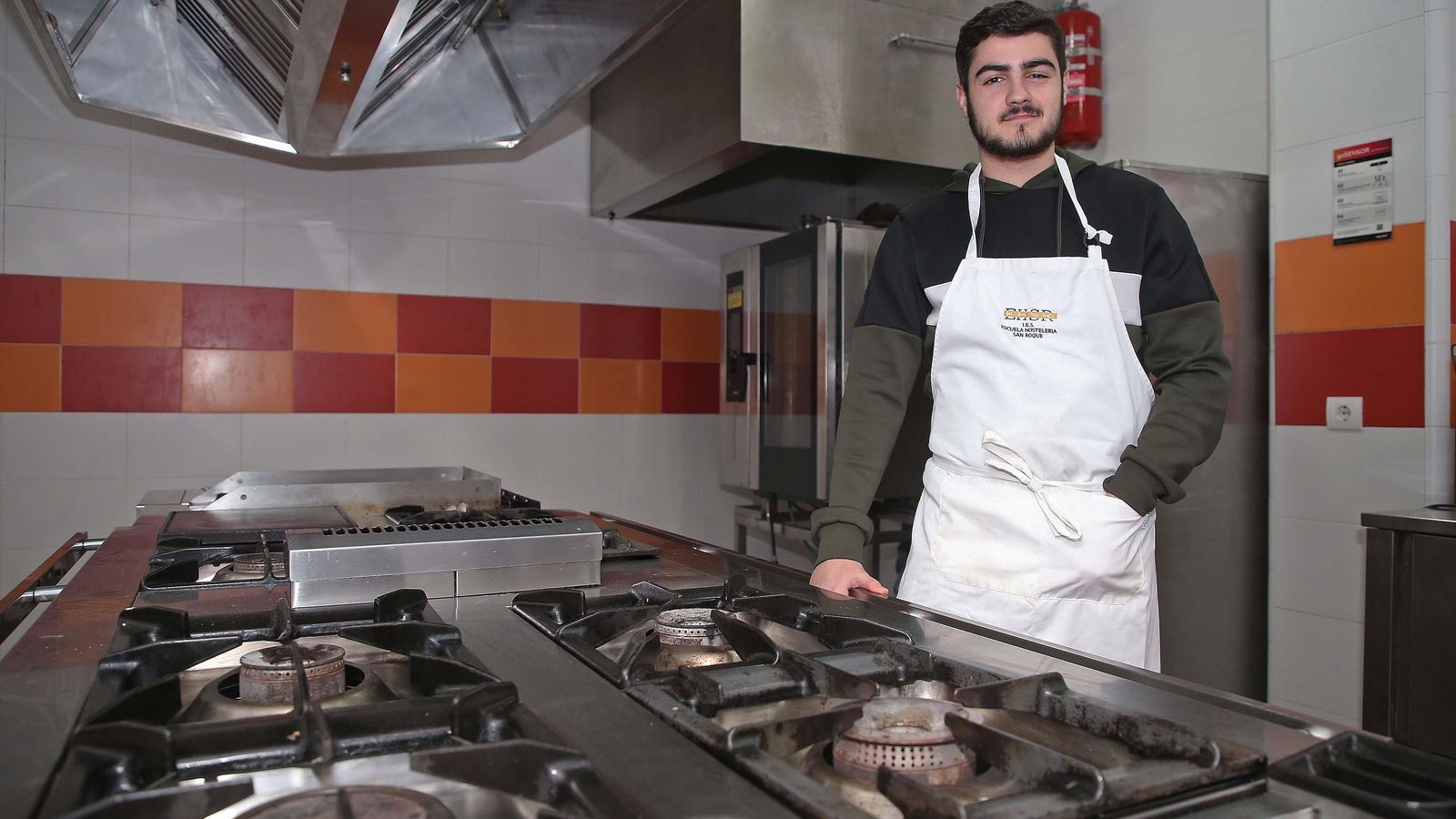El futuro chef Curro Méndez, de 18 años, en una de las cocinas de la escuela. El futuro chef Curro Méndez, de 18 años, en una de las cocinas de la escuela.