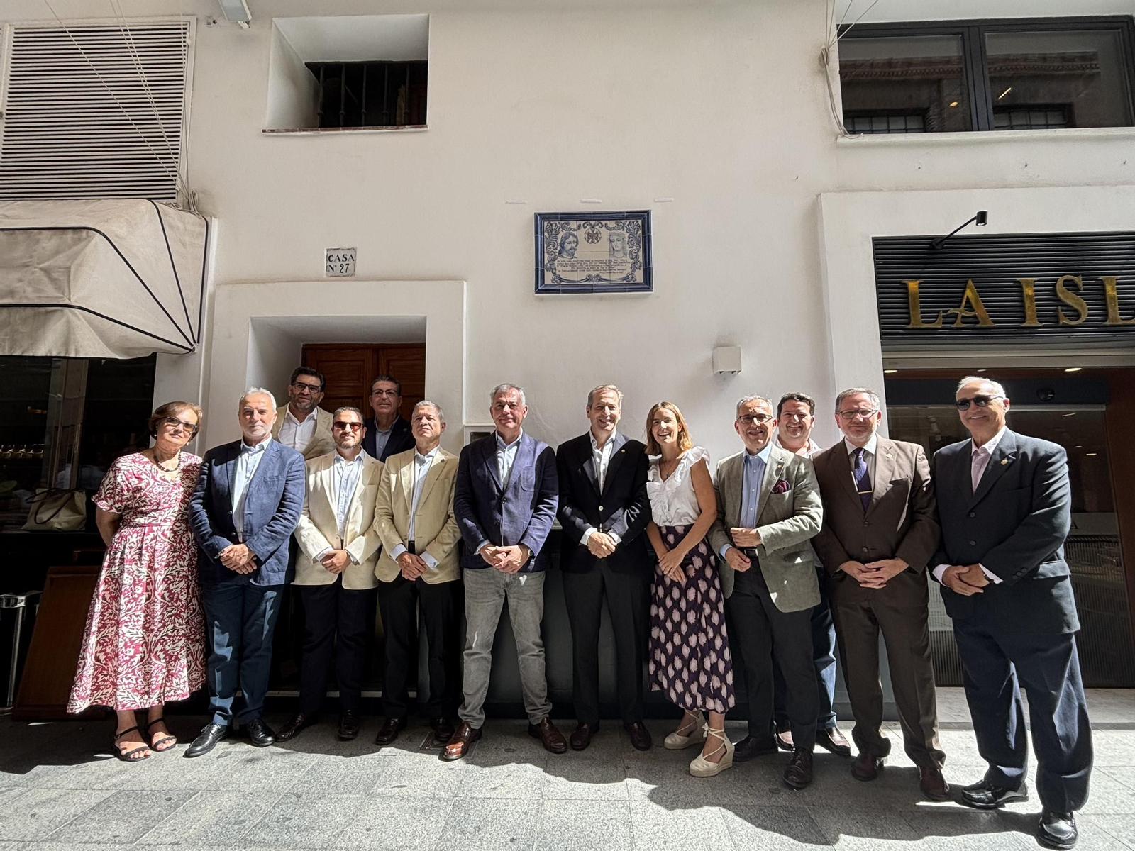 Acto de inauguración del citado azulejo en el Postigo