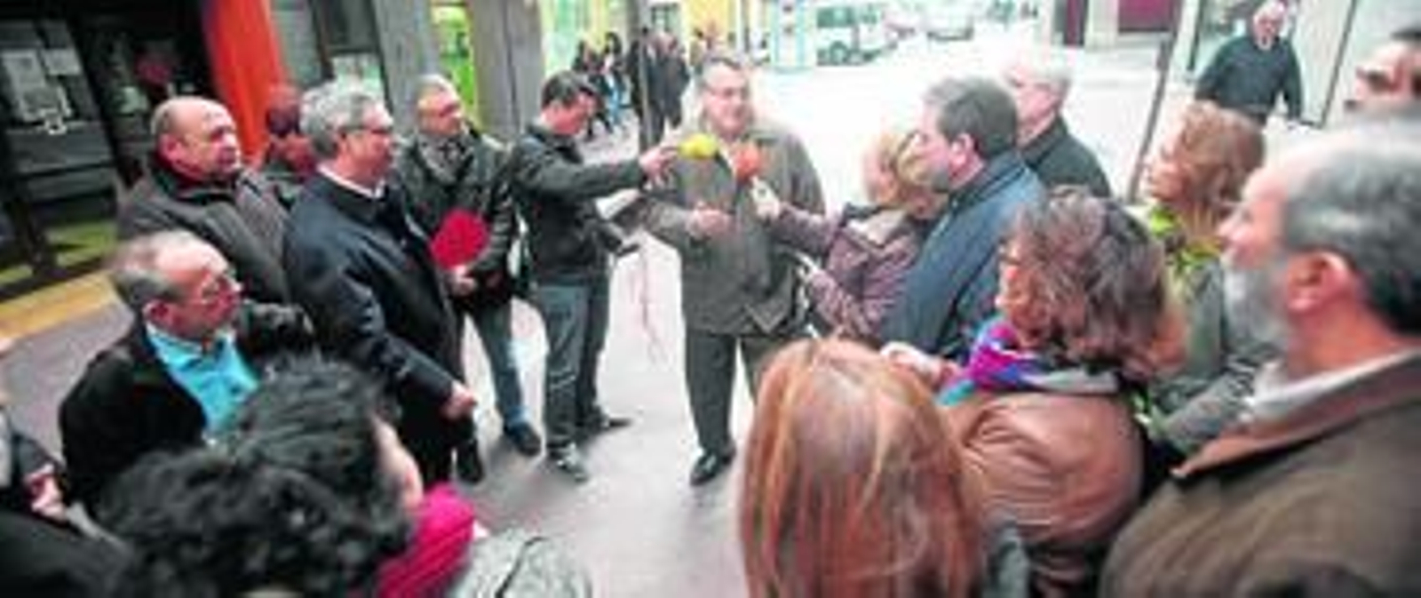 Gavino junto a los medios de comunicación y los directores, ayer en las puertas de la Subdelegación.