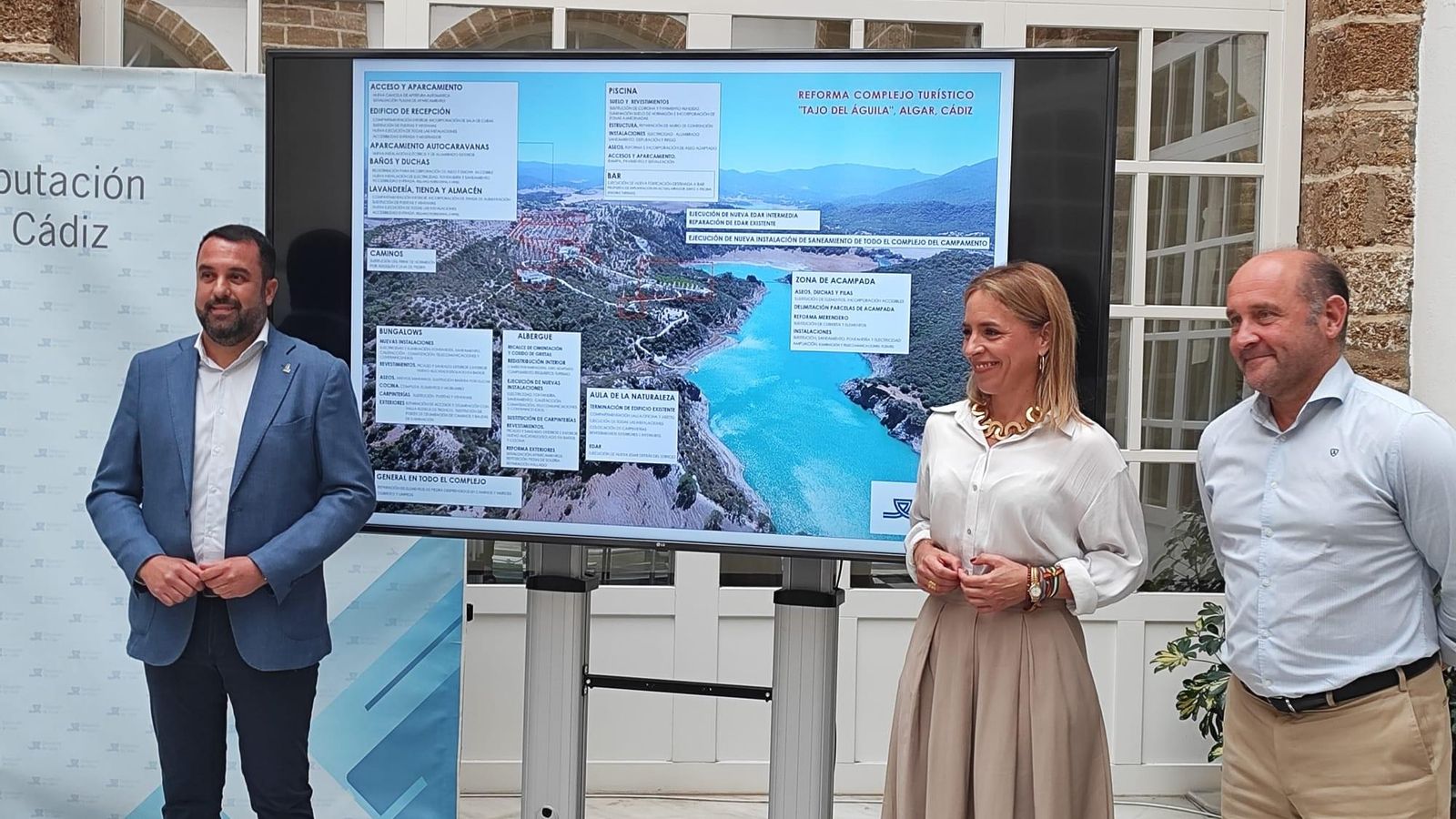 El alcalde de Algar y la presidenta y el vicepresidente de la Diputación presentan el proyecto del Tajo del Águila. El alcalde de Algar y la presidenta y el vicepresidente de la Diputación presentan el proyecto del Tajo del Águila.