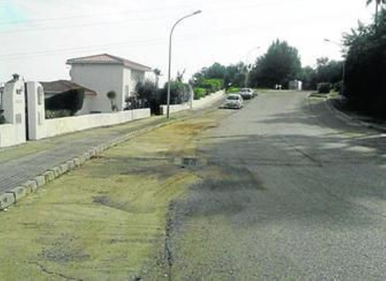 Una de las calles de la urbanización Estepona Golf.