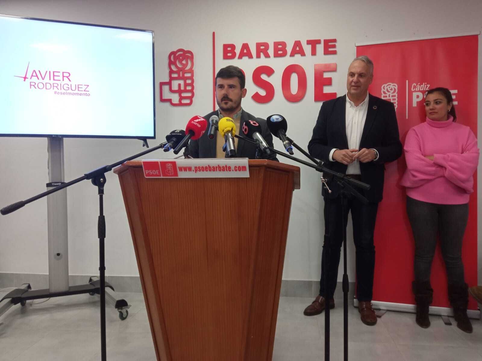Javier Rodríguez tras presentar su candidatura en la sede del PSOE de Barbate.