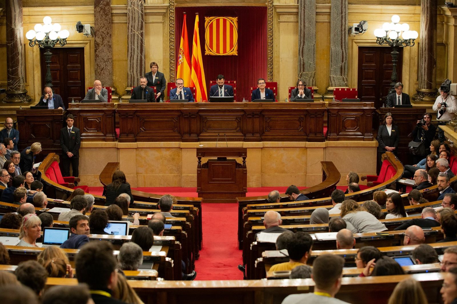 El Pleno del Parlamento catalán, con el presidente Roger Torrent en el centro, el pasado jueves.