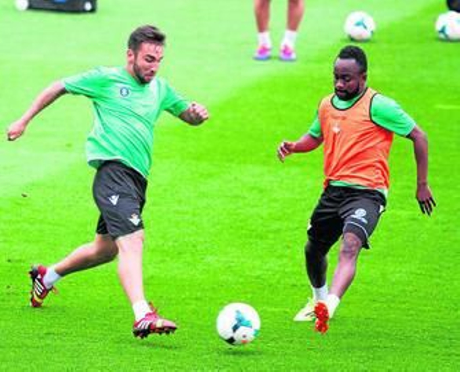 Nono intenta superar a Cedrick en el entrenamiento del Betis de ayer.