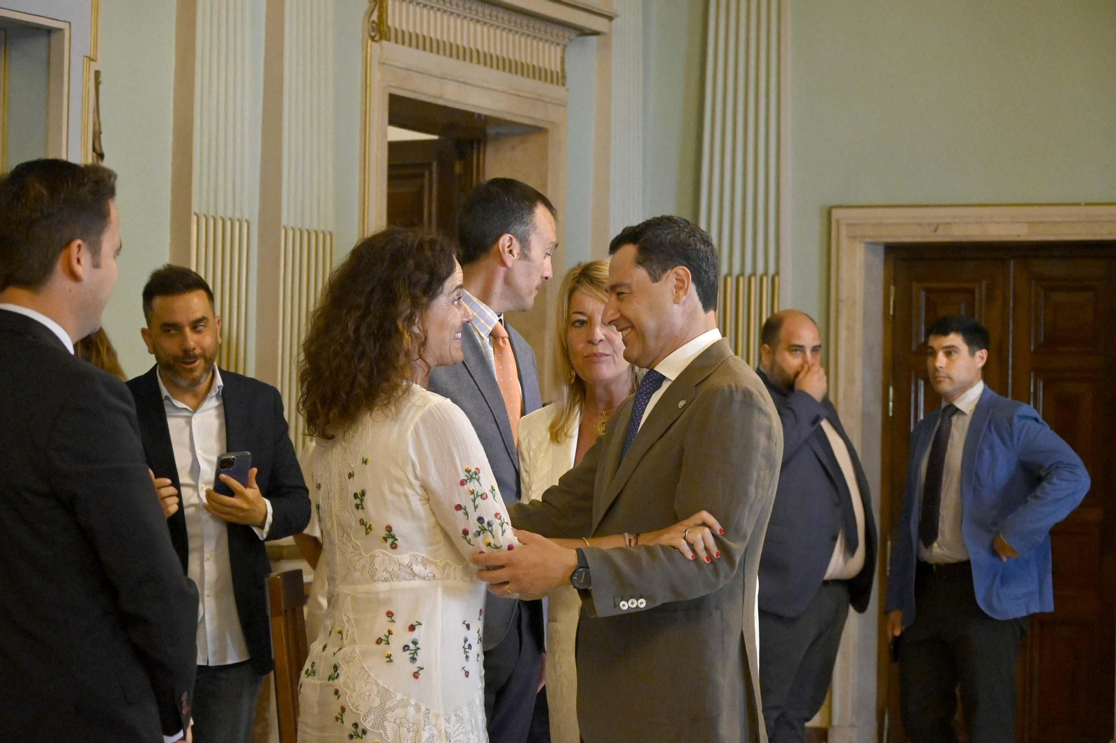 Visita de Juanma Moreno al Ayuntamiento de Huelva, en Imágenes