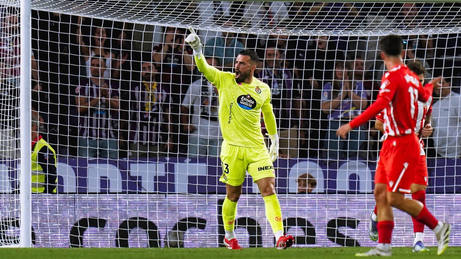 Guilherme Fernandes celebra el penalti detenido ante el Almería