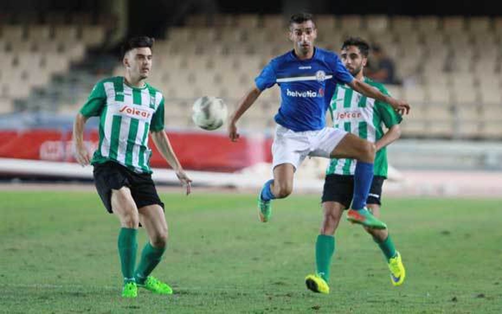 Antonio Benítez intenta controlar un balón en el encuentro ante el Sanluqueño dispsutado en Chapín. /José Contreras