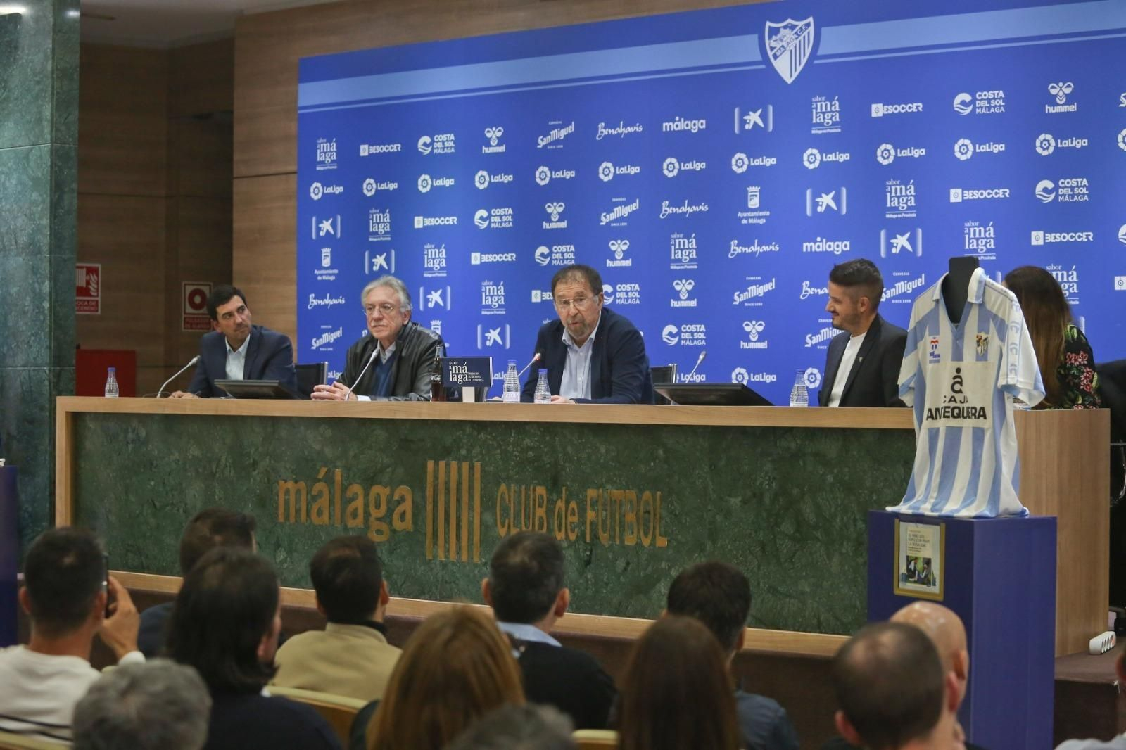La presentación de "El niño que soñó con pisar La Rosaleda"