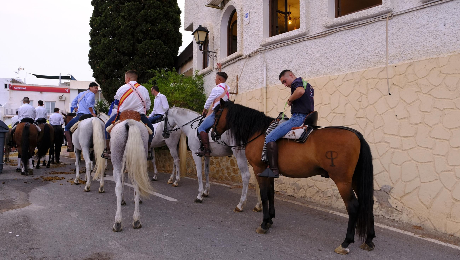La popular carrera de cintas a caballo de las Fiestas de Mojácar, en imágenes