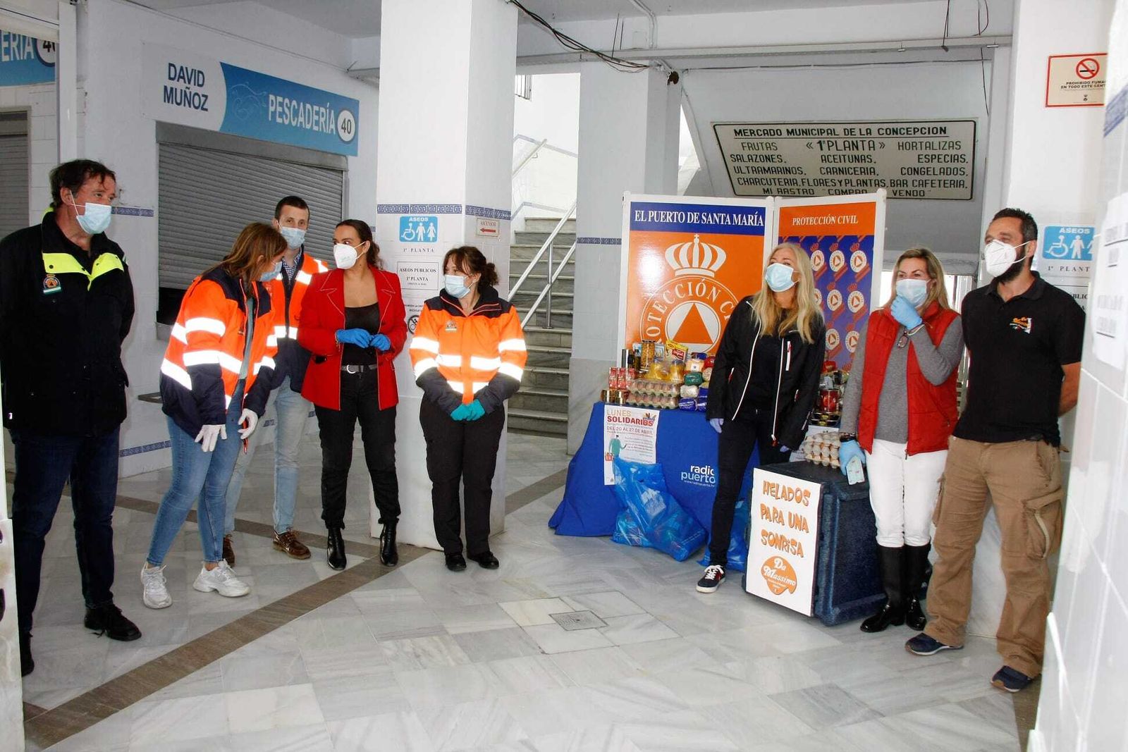 A las 13:00 horas técnicos y voluntarios de Protección Civil se acercaron ha recoger las donaciones.