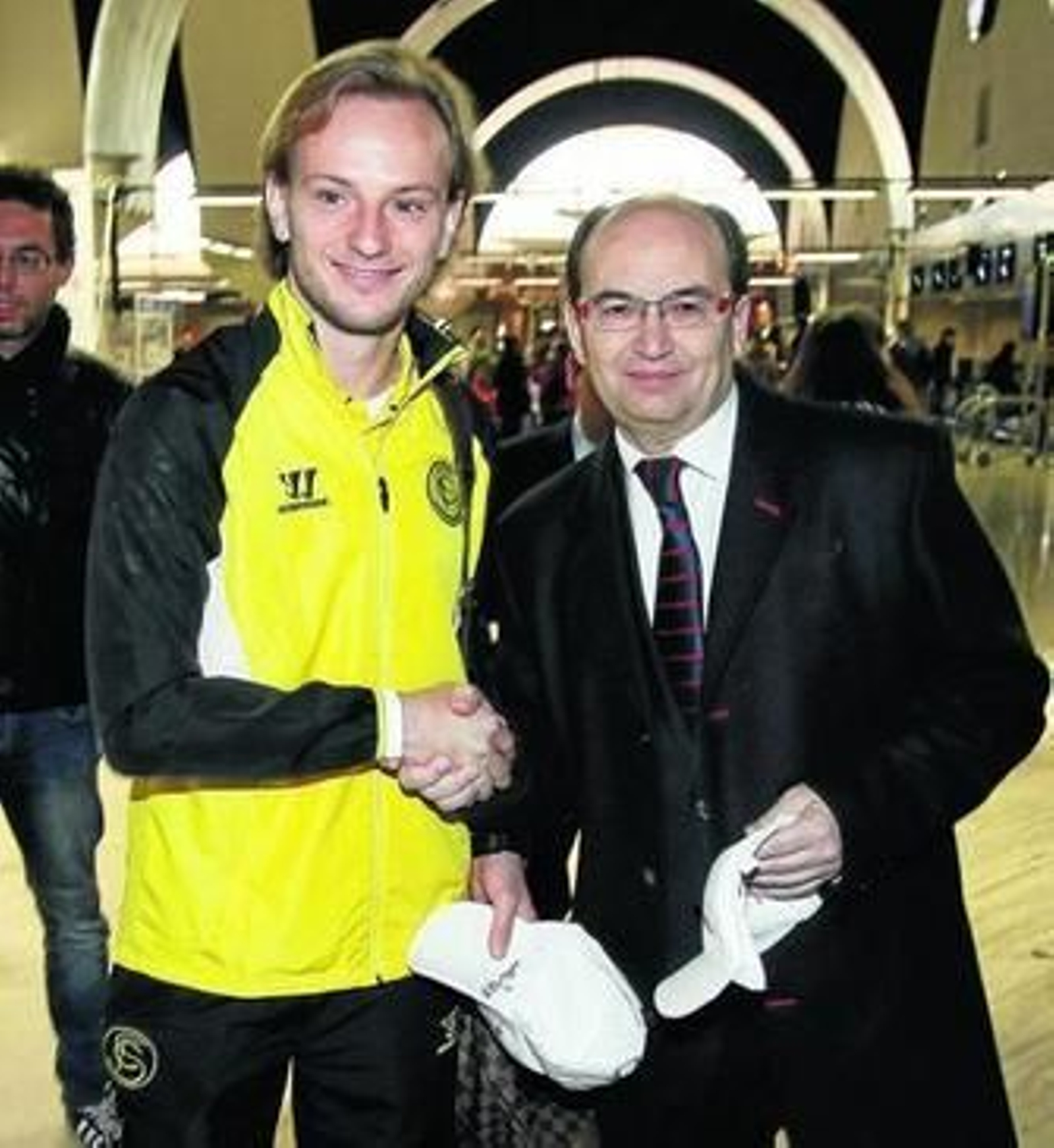 Ivan Rakitic estrecha la mano de su presidente ayer en el aeropuerto de San Pablo.