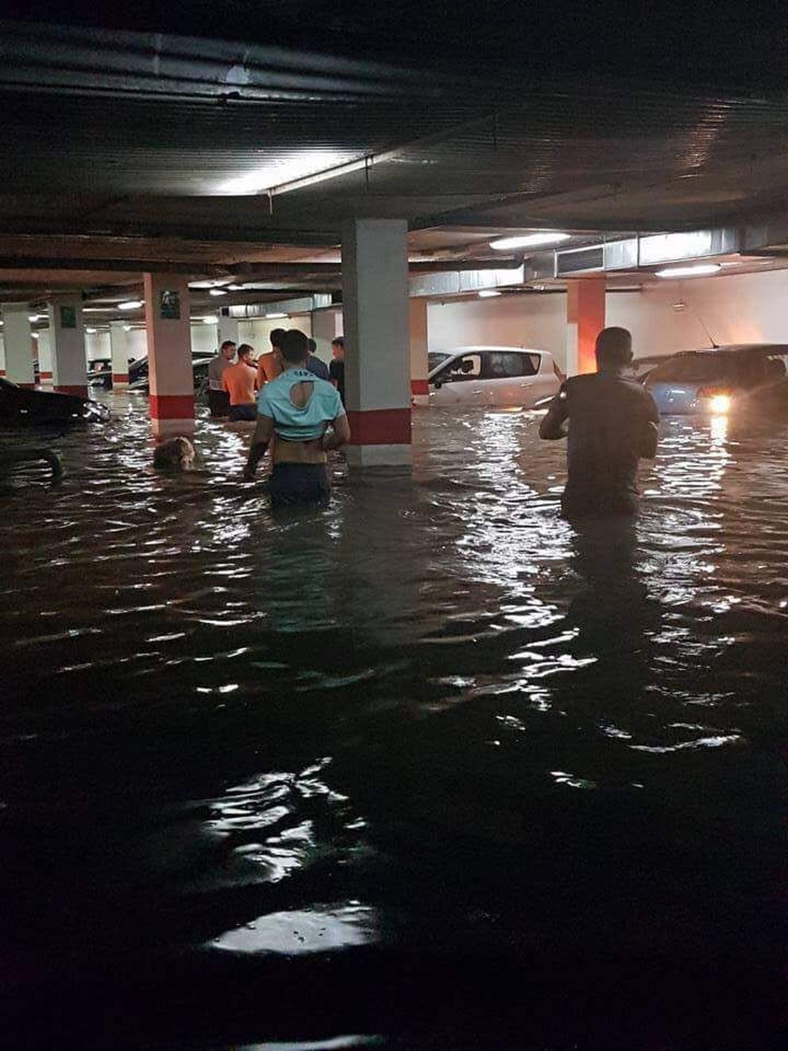 El parking de Liberación II, aún anegado tras doce horas achicando agua.