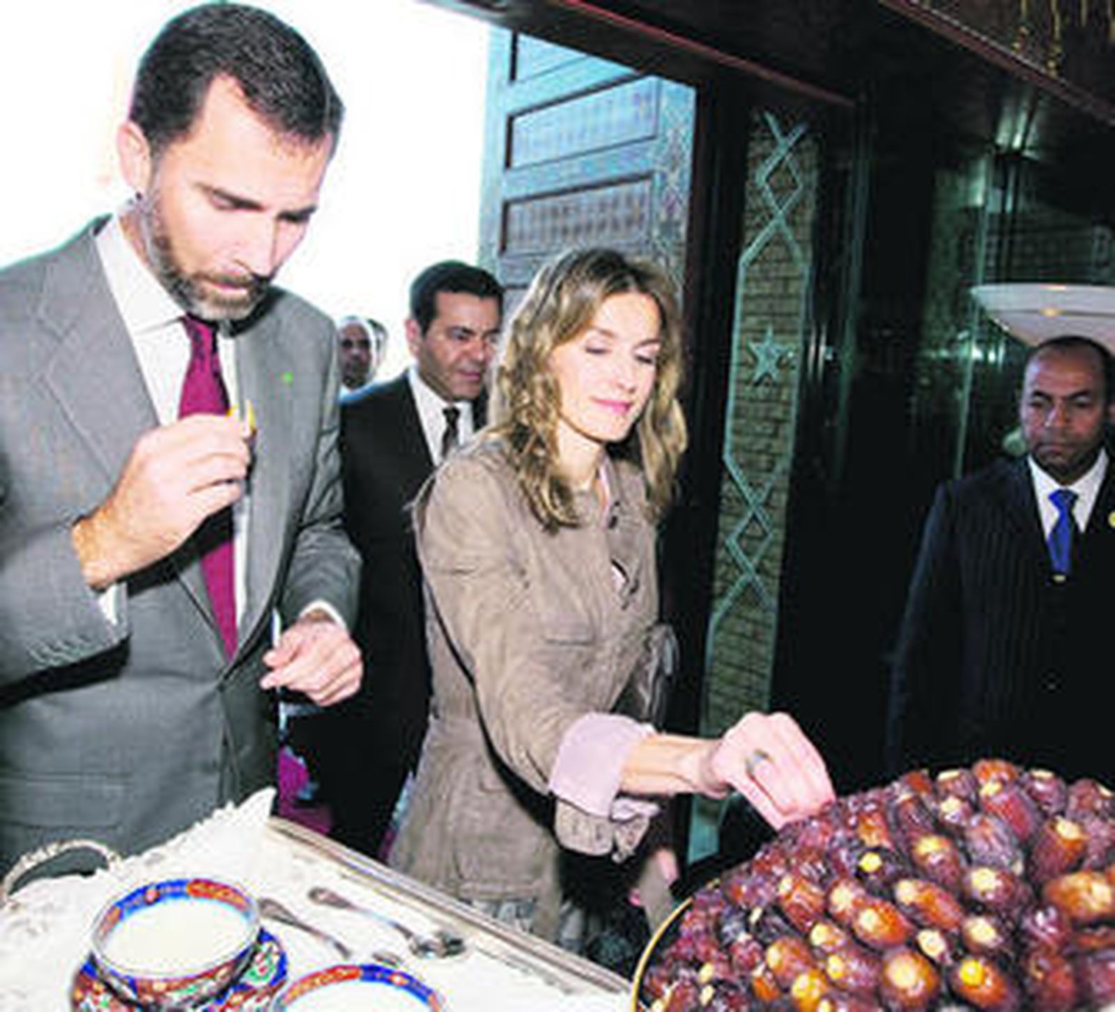Los Príncipes son saludados, como es la costumbre en Marruecos, con leche y dátiles