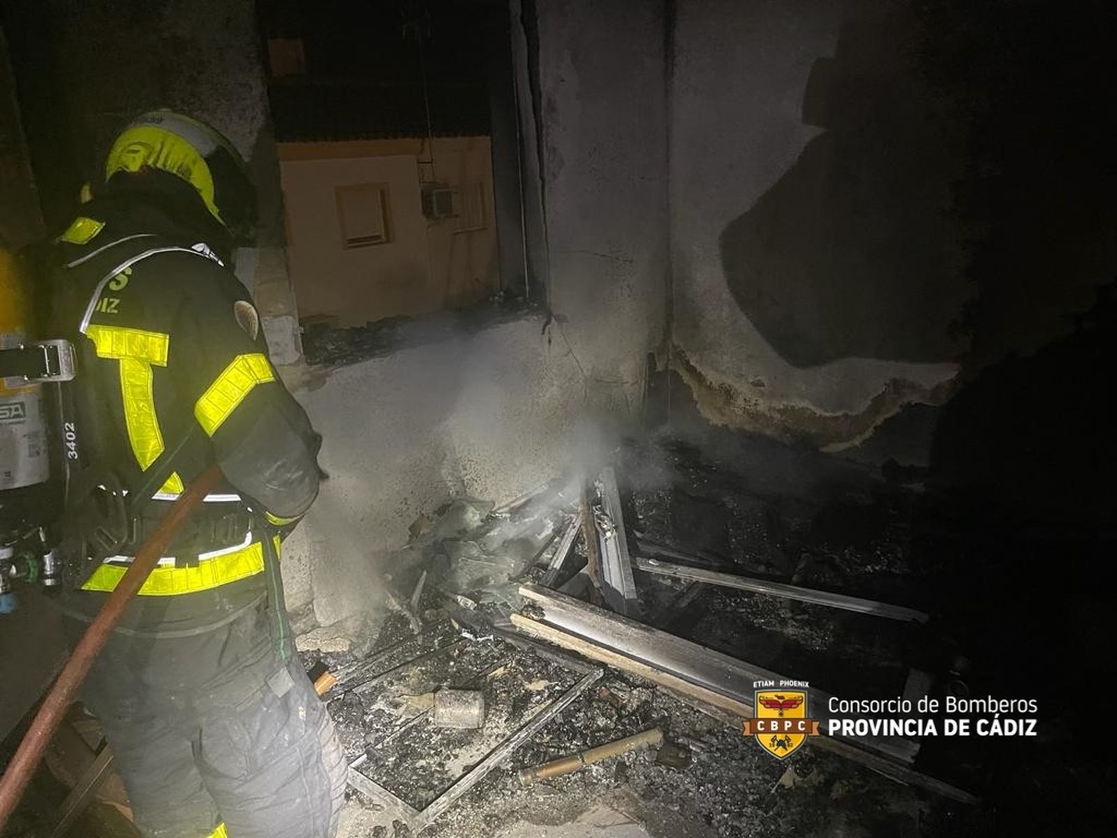 Un bombero durante las tareas de extinción en la vivienda en Arcos