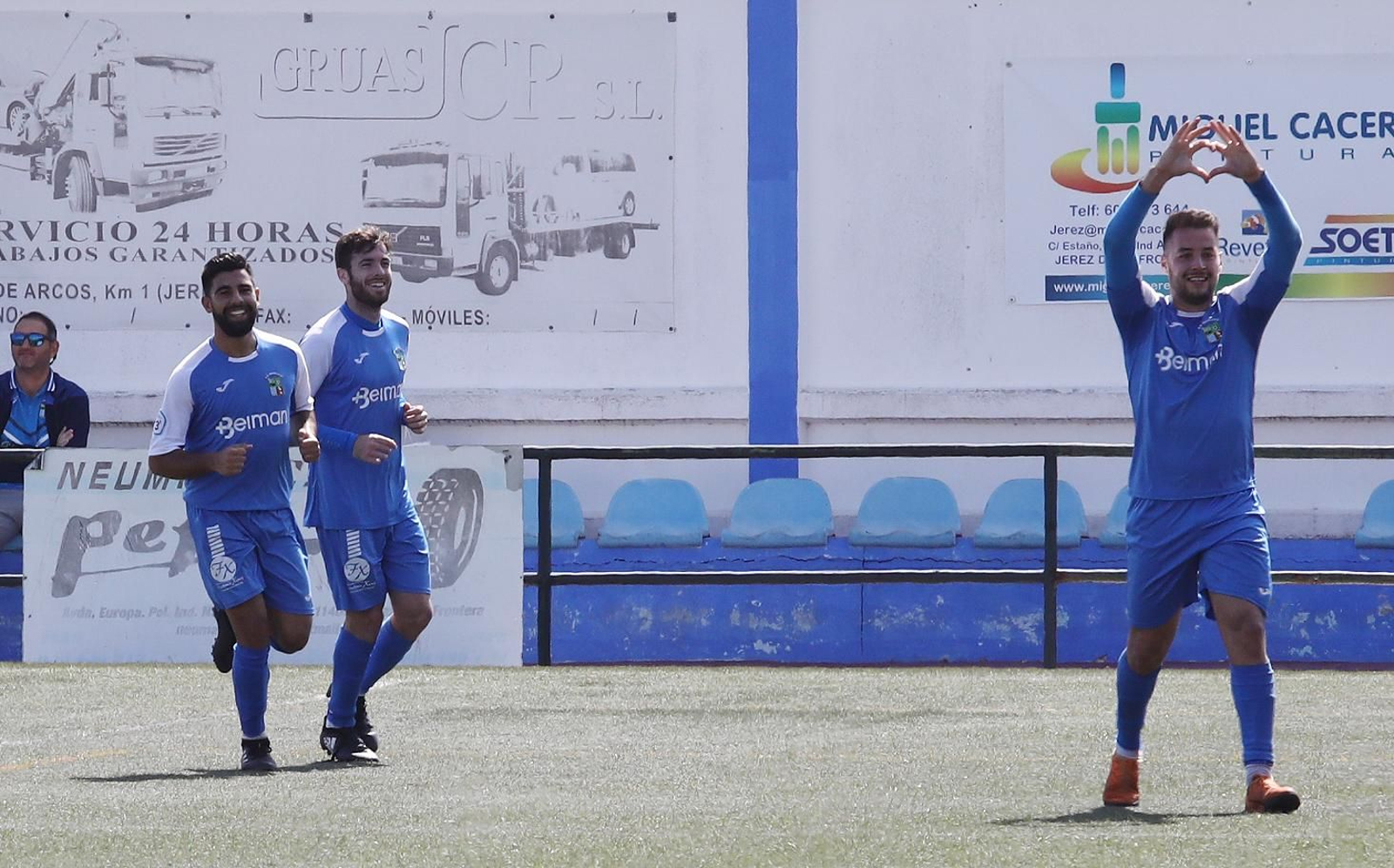 Fran Jiménez dibuja un corazón con las manos celebrando el empate a uno.