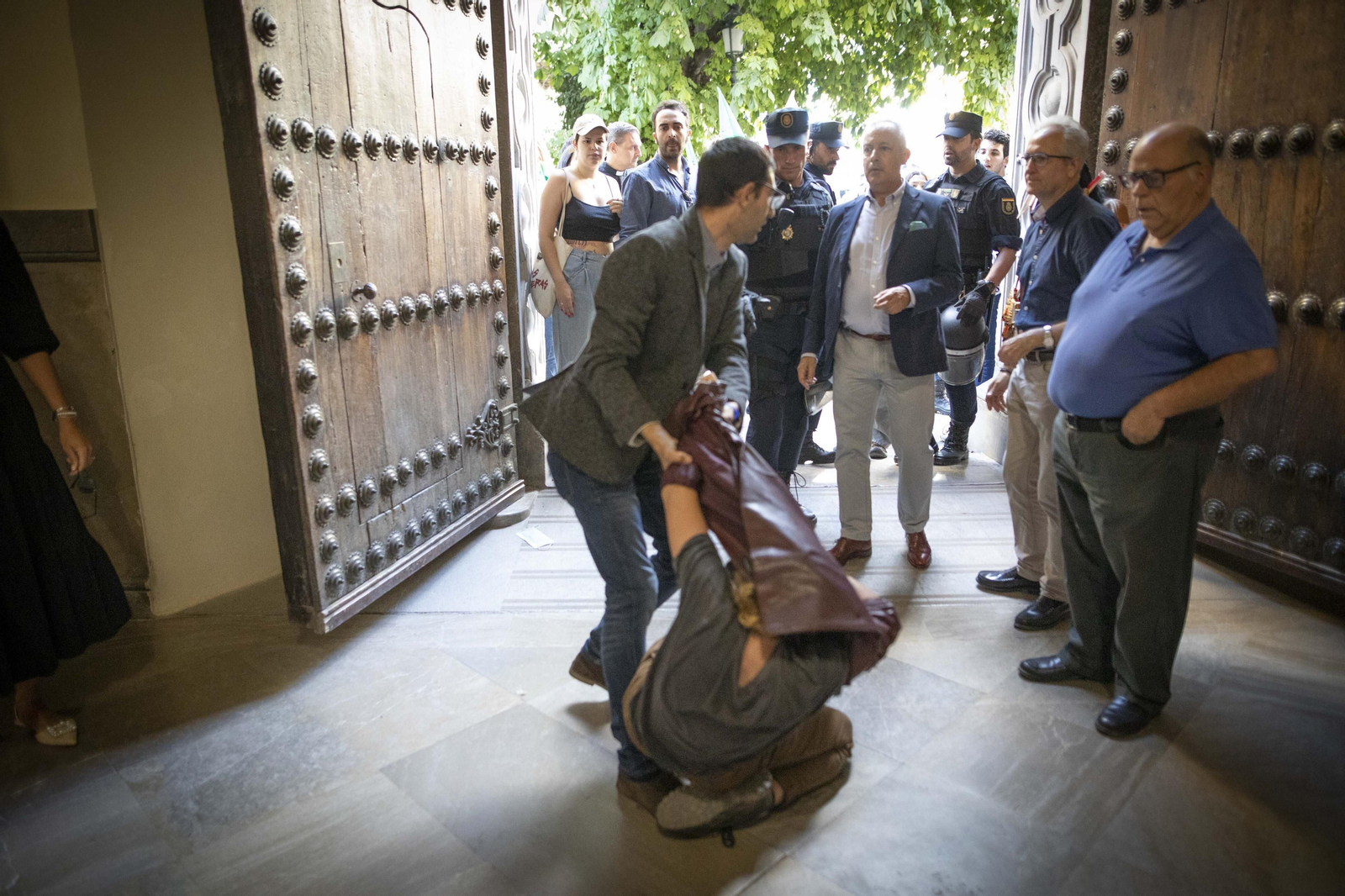 Altercados en la conferencia de Macarena Olona en Granada